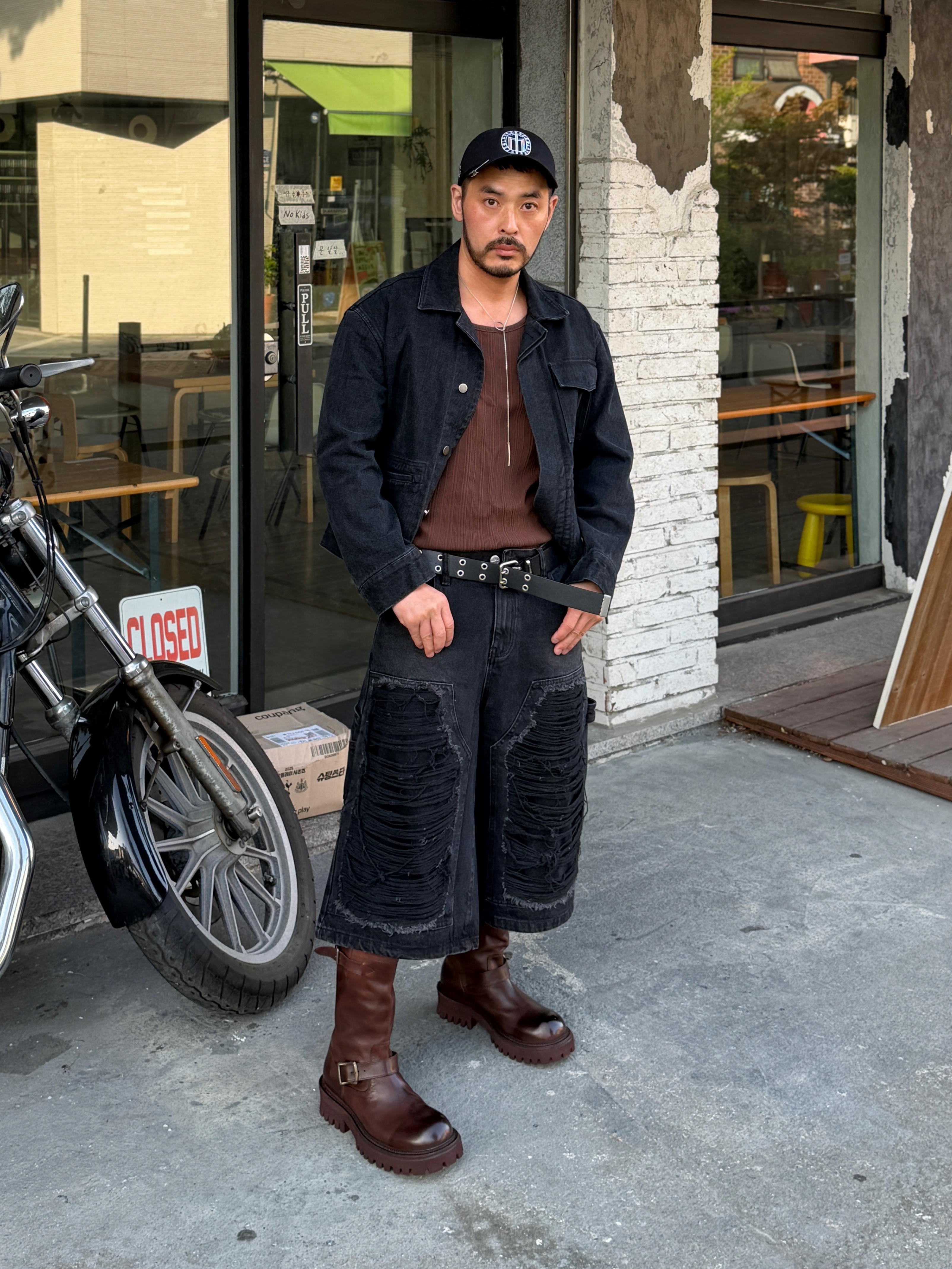 [KREAM 단독] NOMANUAL Destroyed Bermuda Pants Washed Black 착용 스타일 - 7