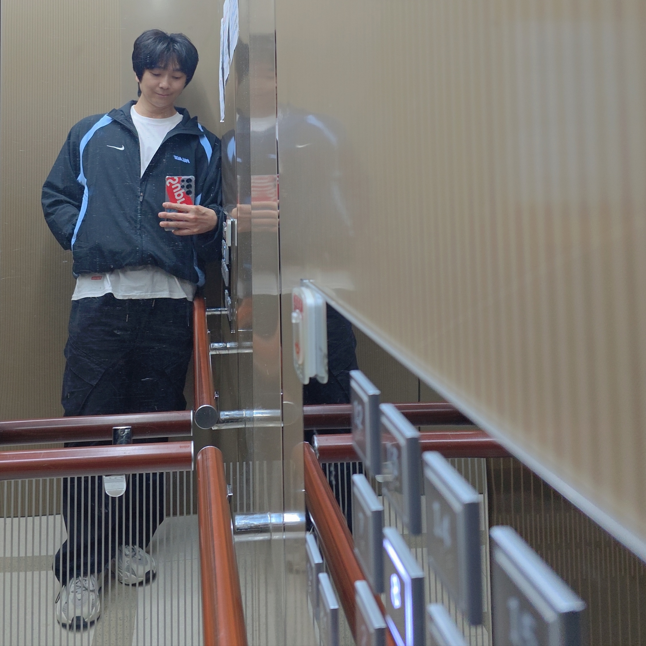 Palace x Nike Track Jacket Black - 26SS, Supreme Hanes Tagless T-Shirt White (3 Pack) 착용 스타일 - 1