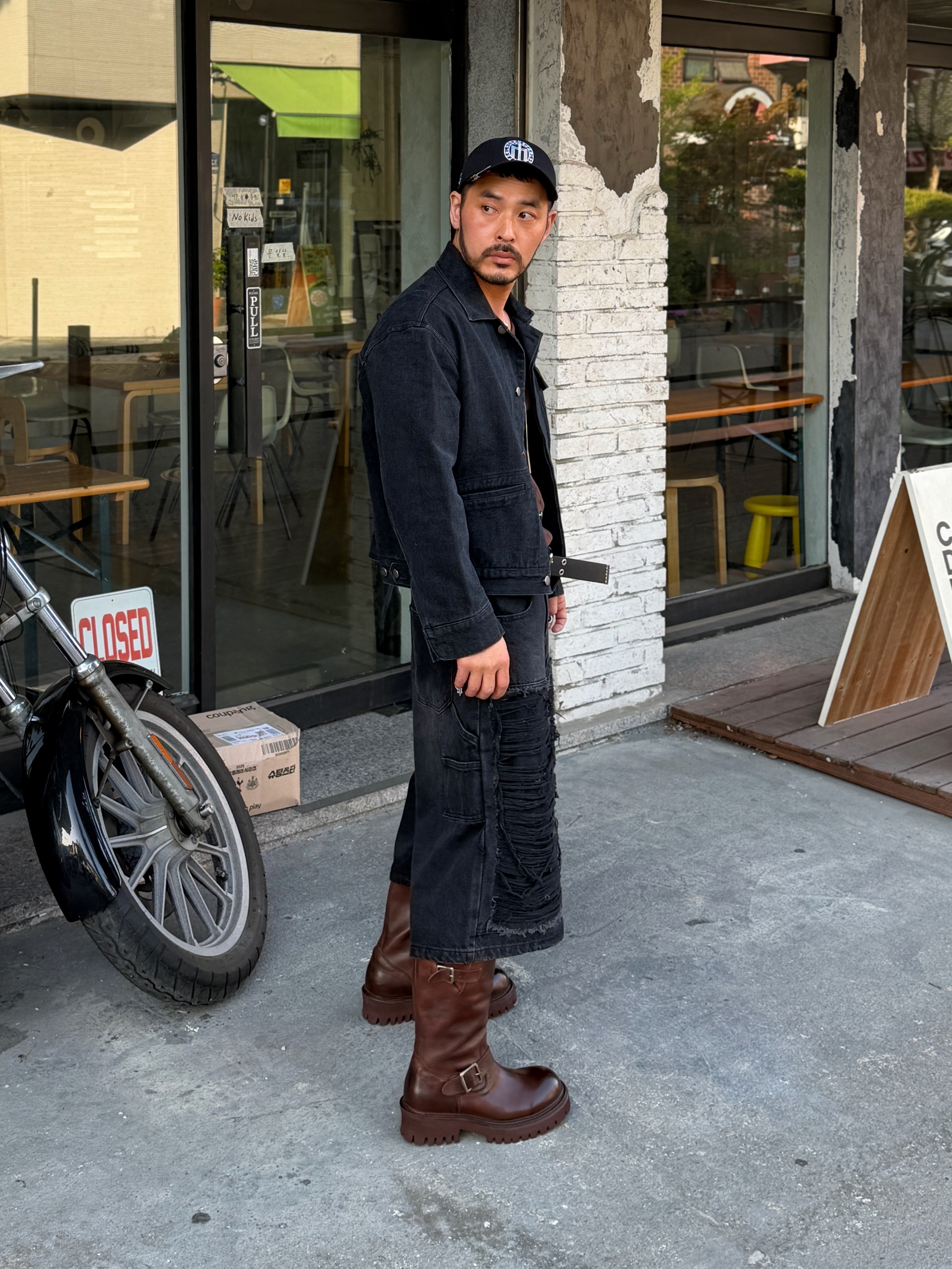 [KREAM 단독] NOMANUAL Destroyed Bermuda Pants Washed Black 착용 스타일 - 2