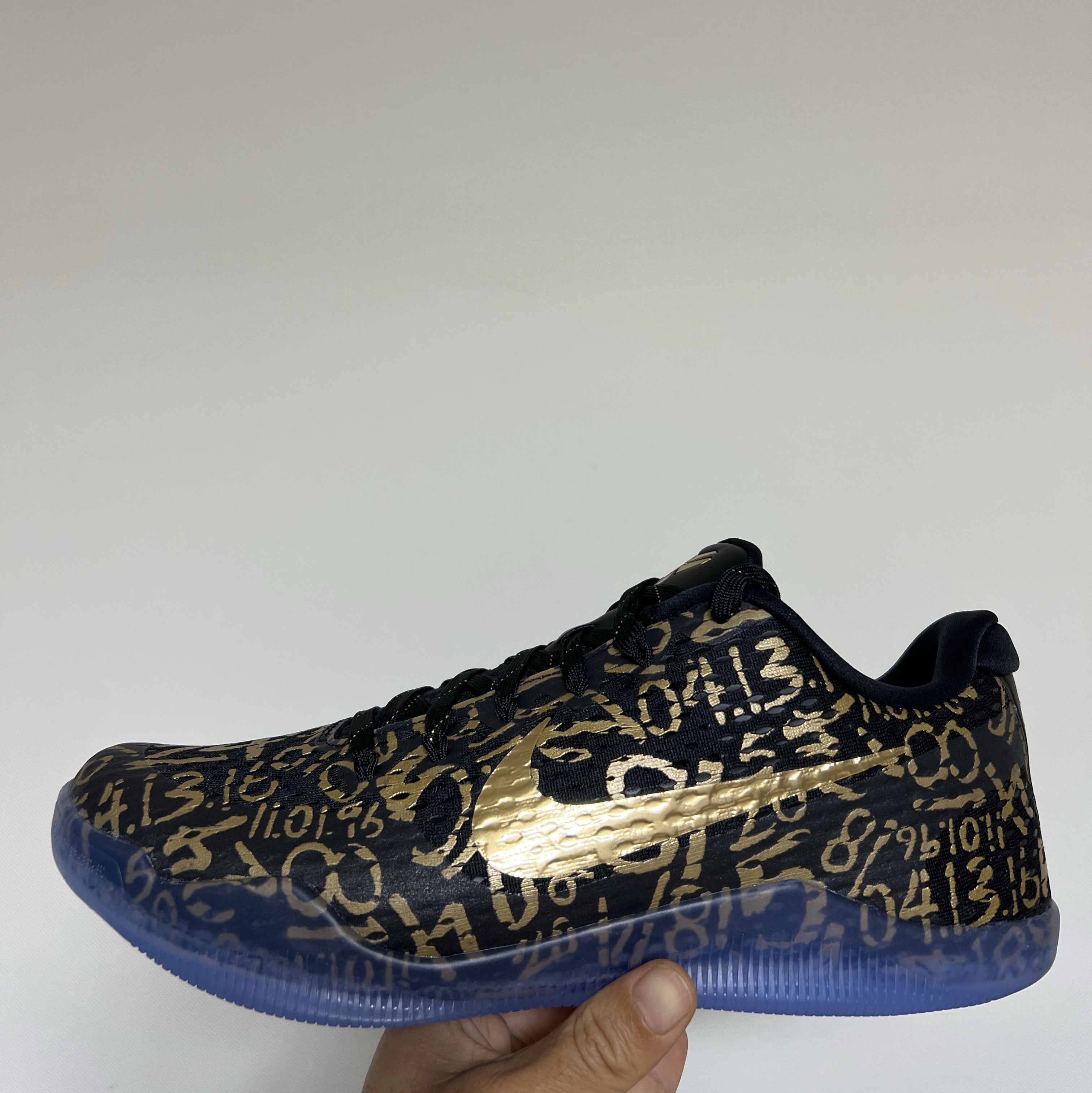 Nike Kobe 11 Protro Black and Metallic Gold 착용 스타일 - 1