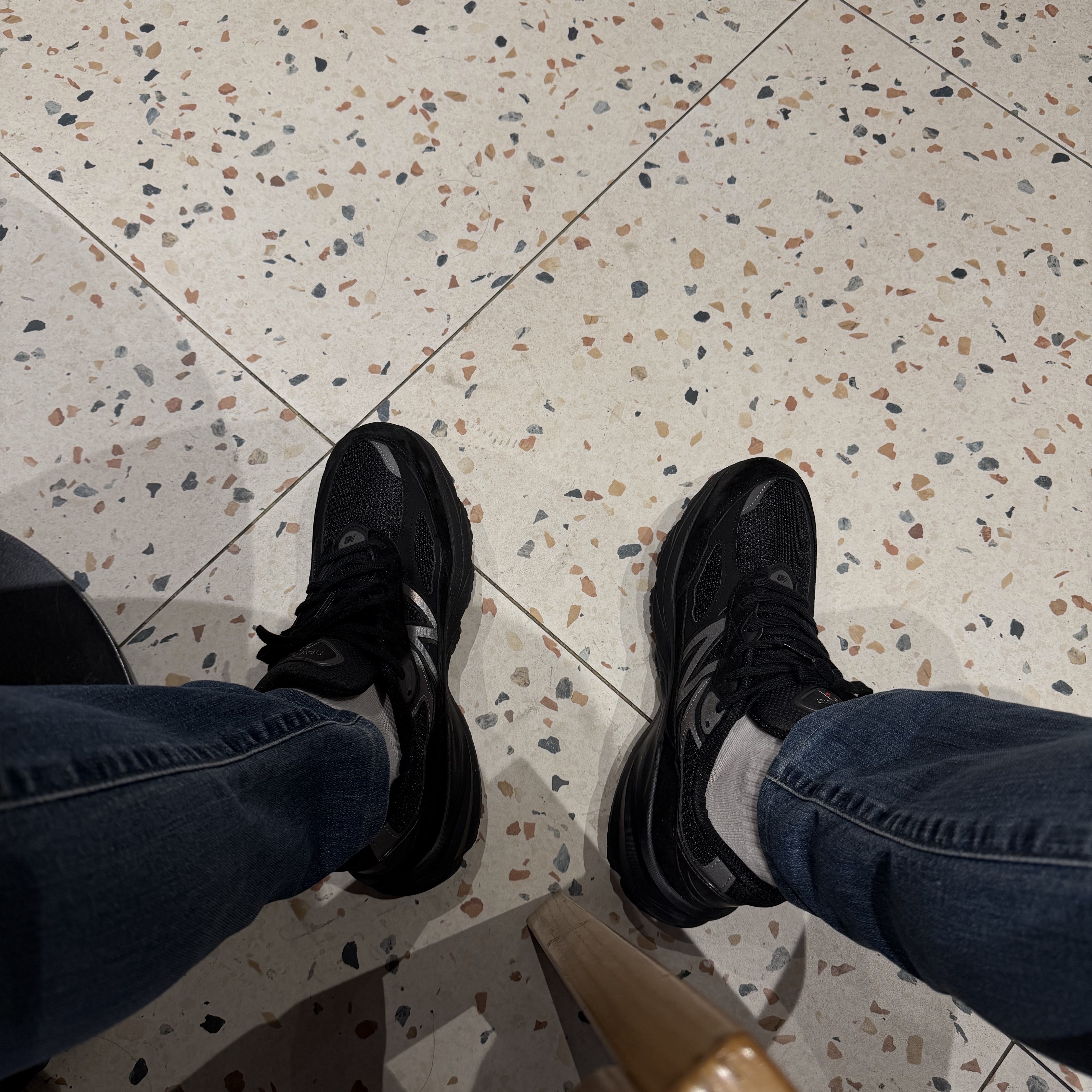 New Balance 990v6 Made in USA Triple Black - D Standard 착용 스타일 - 3