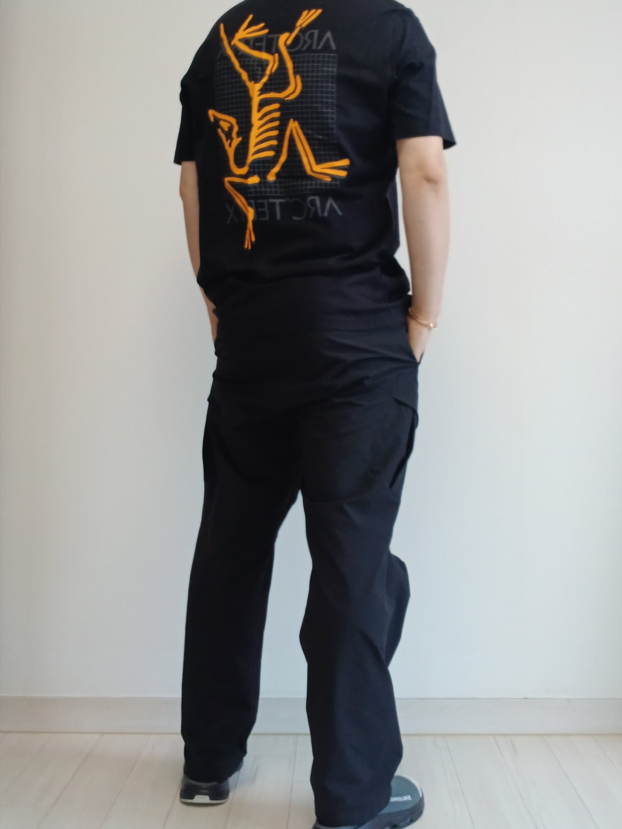 Arc'teryx Arc'Multi Bird Logo SS T-Shirt Black, Arc'teryx Rampart Pants Black 착용 스타일 - 8