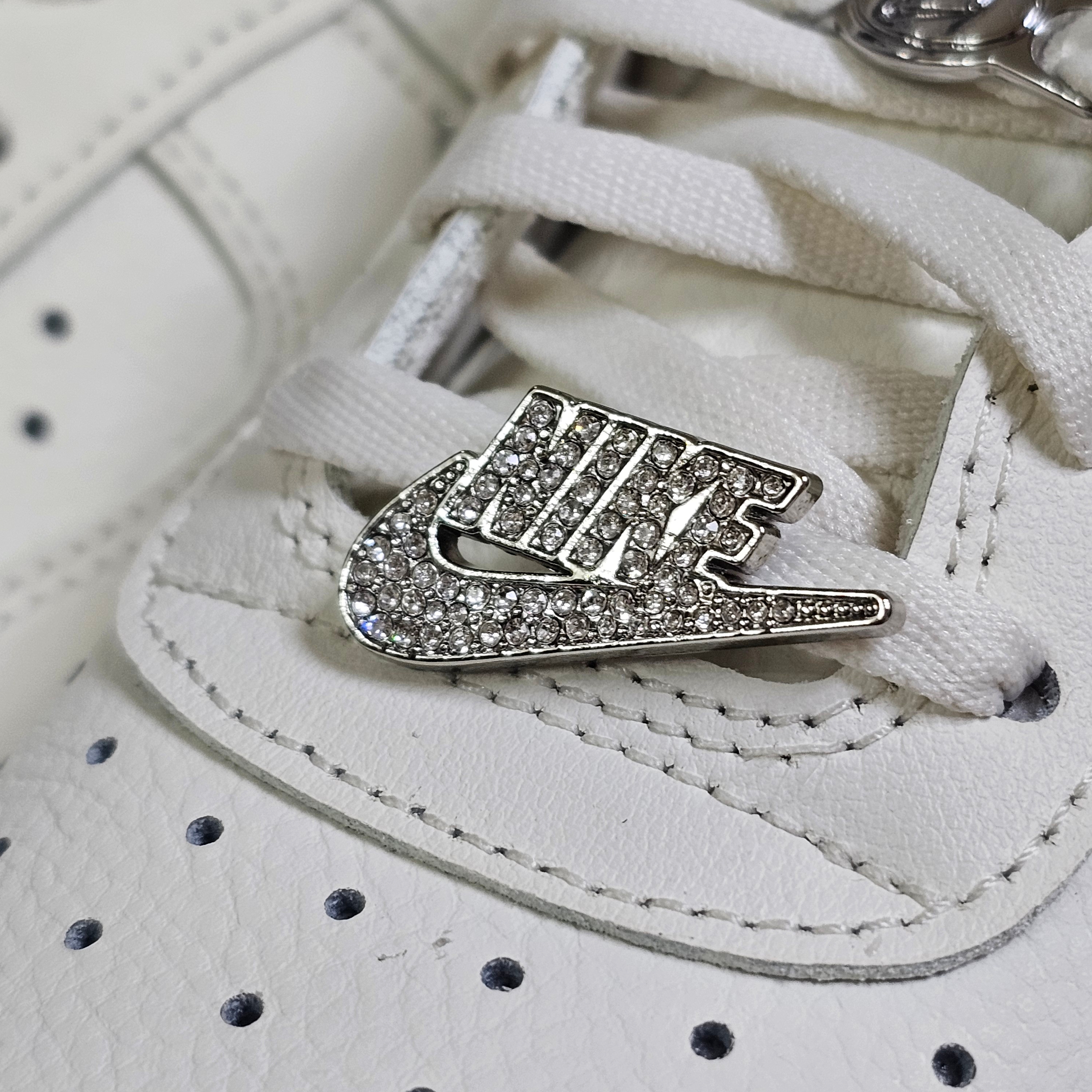 (W) Nike Air Force 1 '07 LV8 Sail Metallic Silver 착용 스타일 - 1