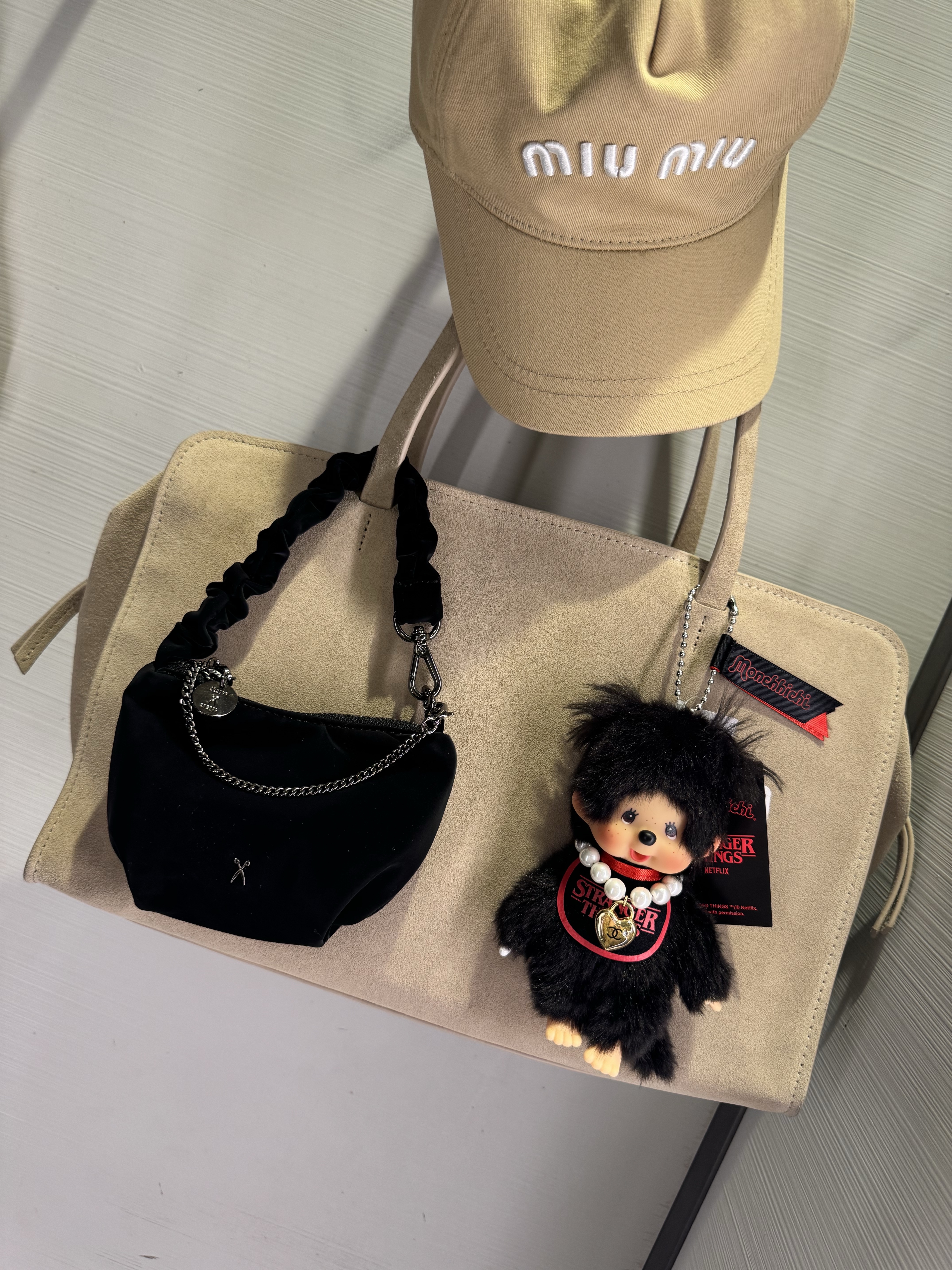 Monchhichi x Strange Things Key Chain Black Red 착용 스타일 - 1
