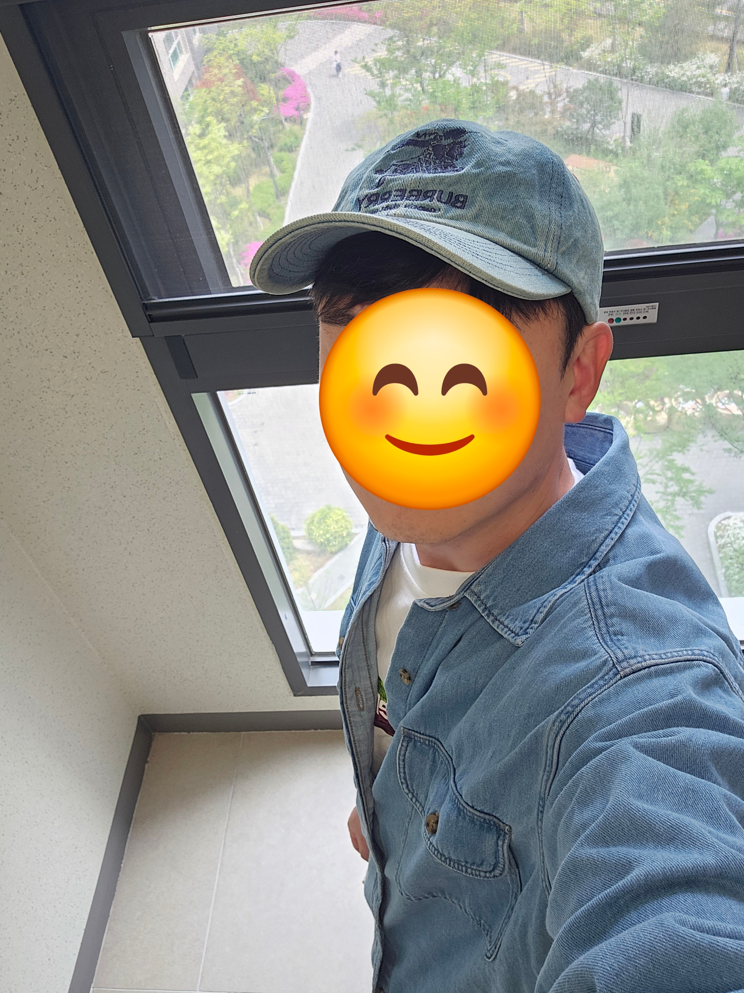 Supreme x Burberry Denim 6-Panel Washed Blue - 22SS, Supreme Los Angeles Fire Relief Box Logo T-Shirt White - 25SS 착용 스타일 - 1