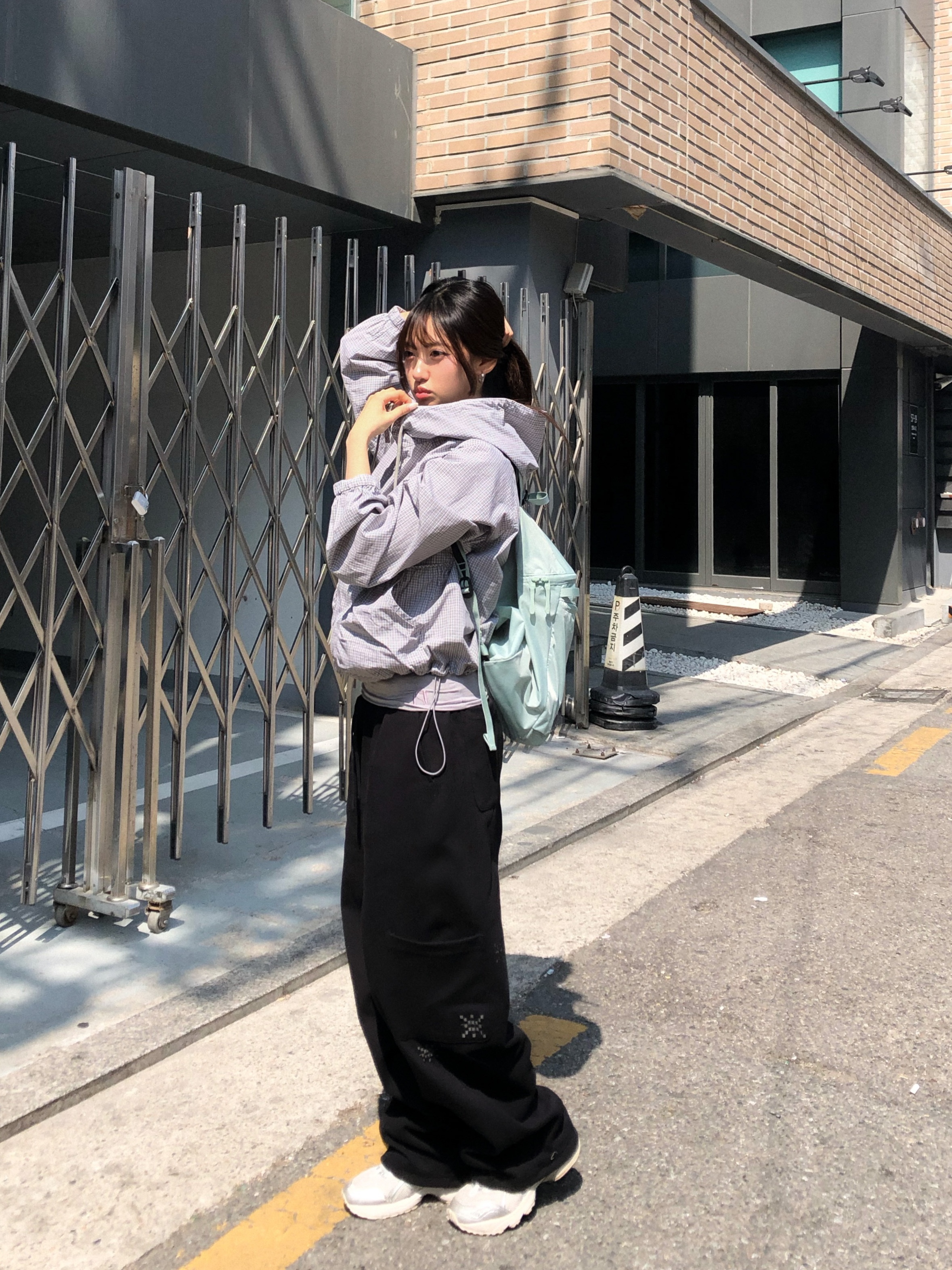 (W) Asics x Snidel Gel-1090 V2 Silver, Arc'teryx Heliad 15 Backpack Stone Green 착용 스타일 - 2