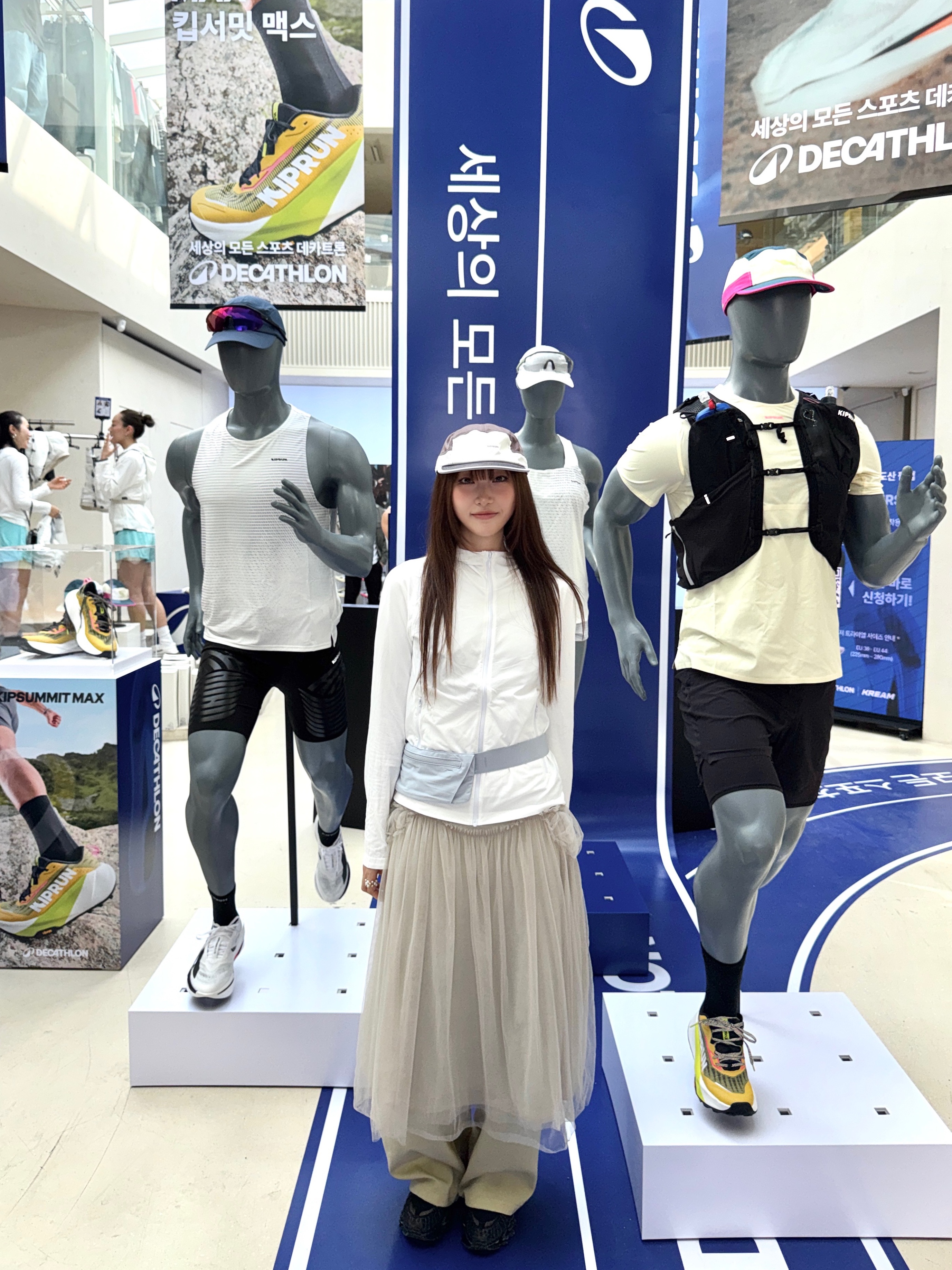 DECATHLON Men's Running Wind Jacket Run 100 Cotton White, DECATHLON Running Smartphone Belt Basic 2 Foggy Blue 착용 스타일 - 1