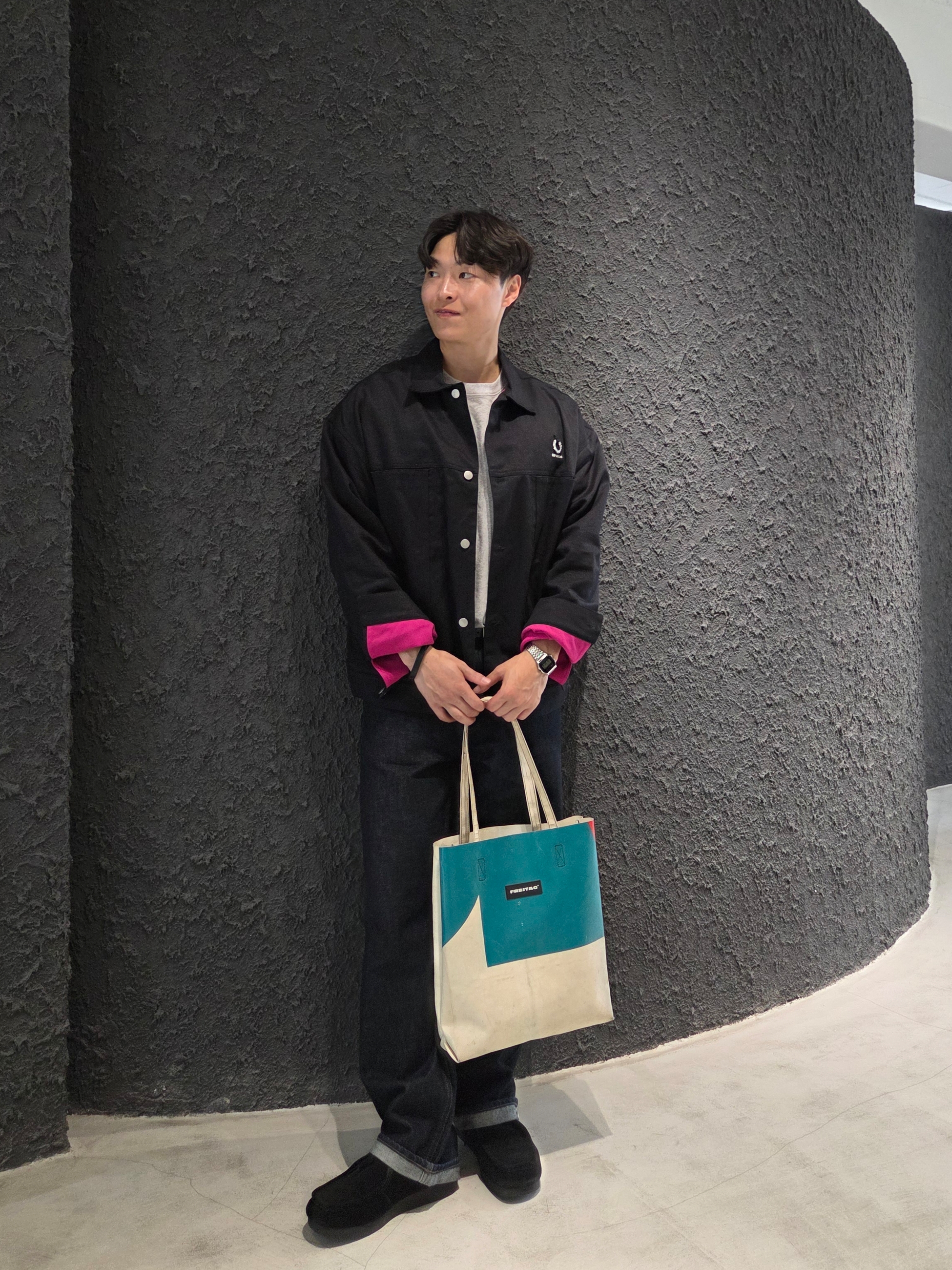 Uniqlo x JW Anderson Bi-Color T-Shirt Grey, Uniqlo x JW Anderson Selvedge Straight Jeans Navy 착용 스타일 - 5