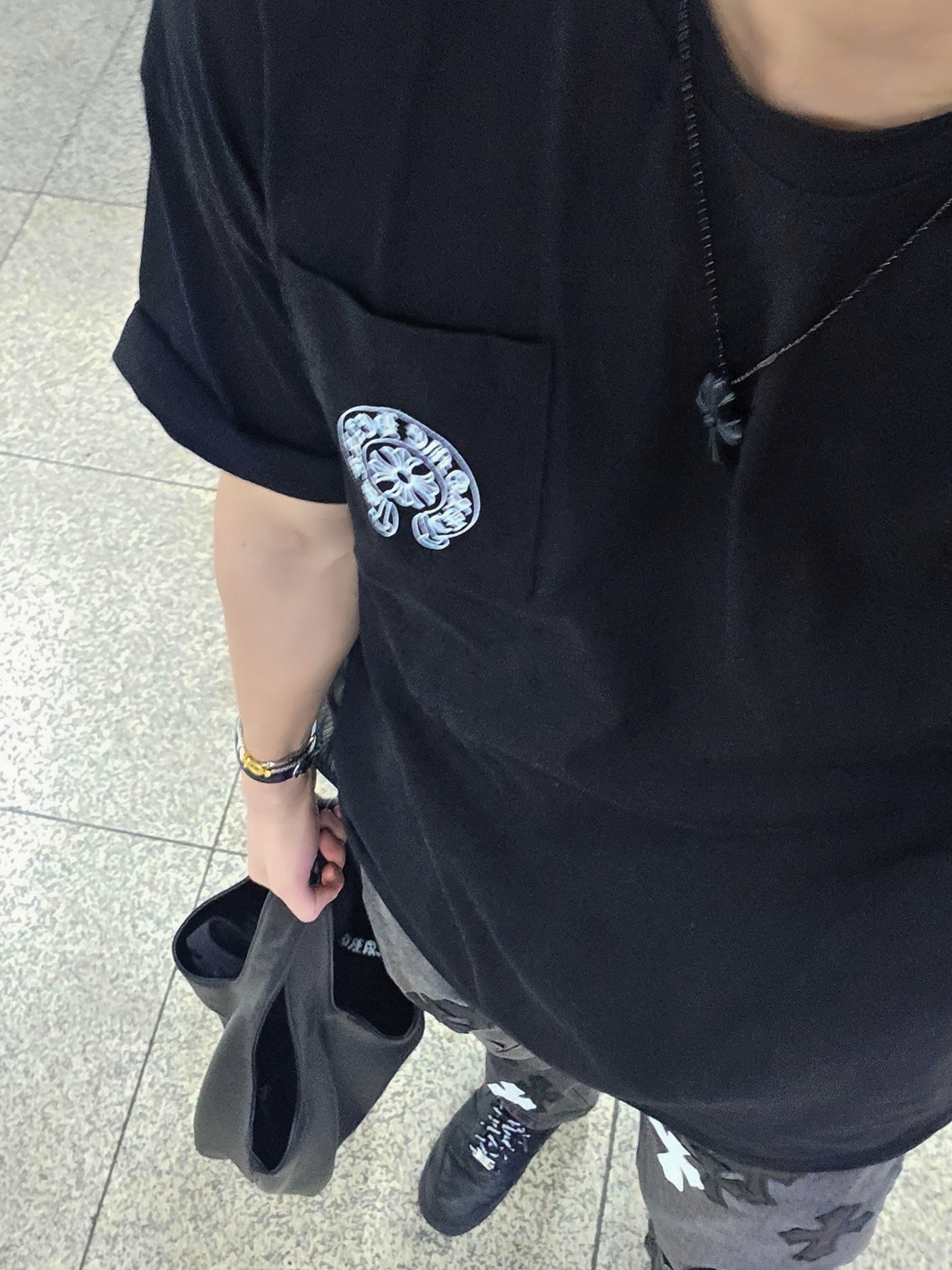 Chrome Hearts Silichrome CH Cross Pendant Black 2022/2023/2025, Chrome Hearts Horseshoe Logo Pocket T-Shirt Black 착용 스타일