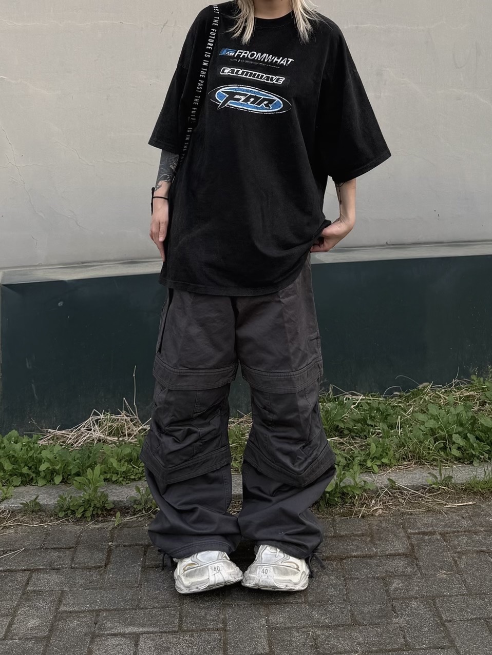 Farfromwhat Far Washed Logo T-Shirt Black, Farfromwhat Far Washed Logo T-Shirts Black 착용 스타일 - 3