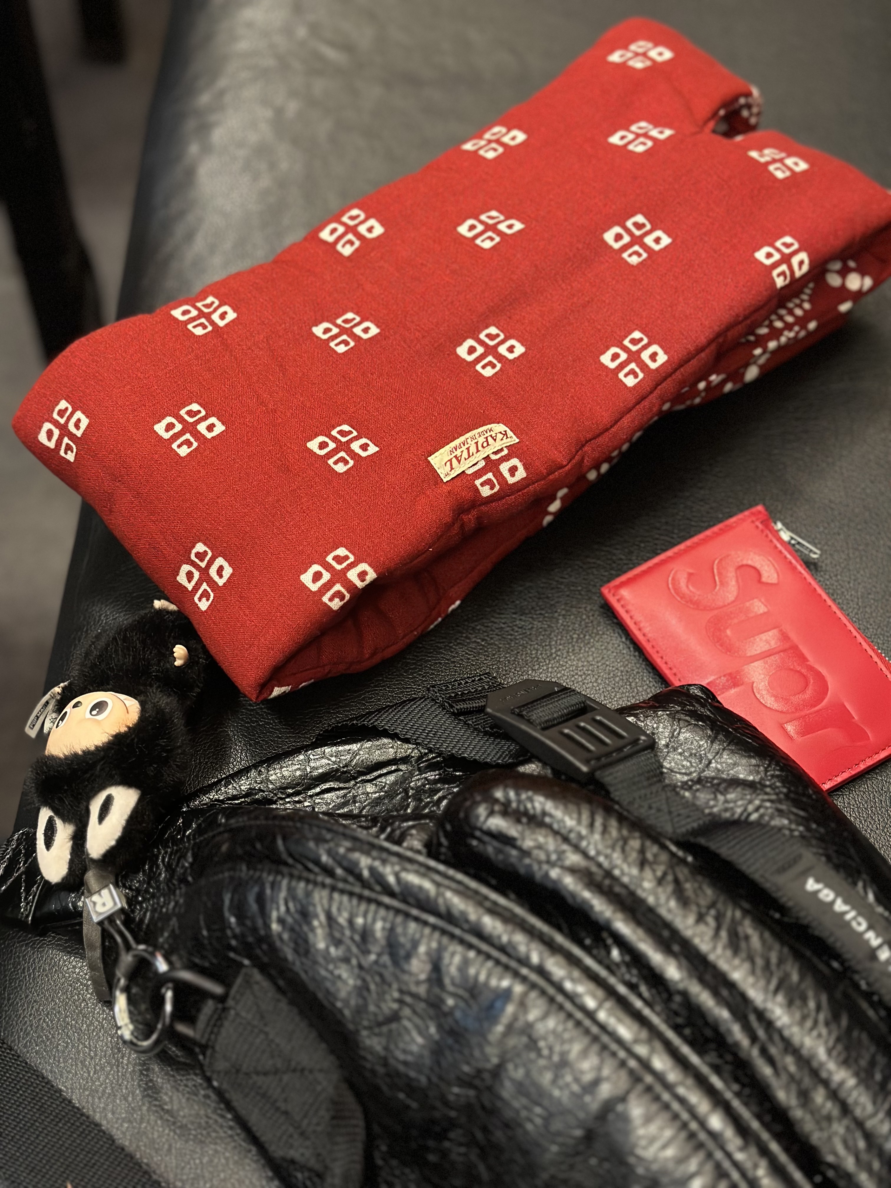 Supreme Leather Zip Card Holder Red, Kapital Hemp Rayon Bandana Pattern Kesa Muffler Red 착용 스타일