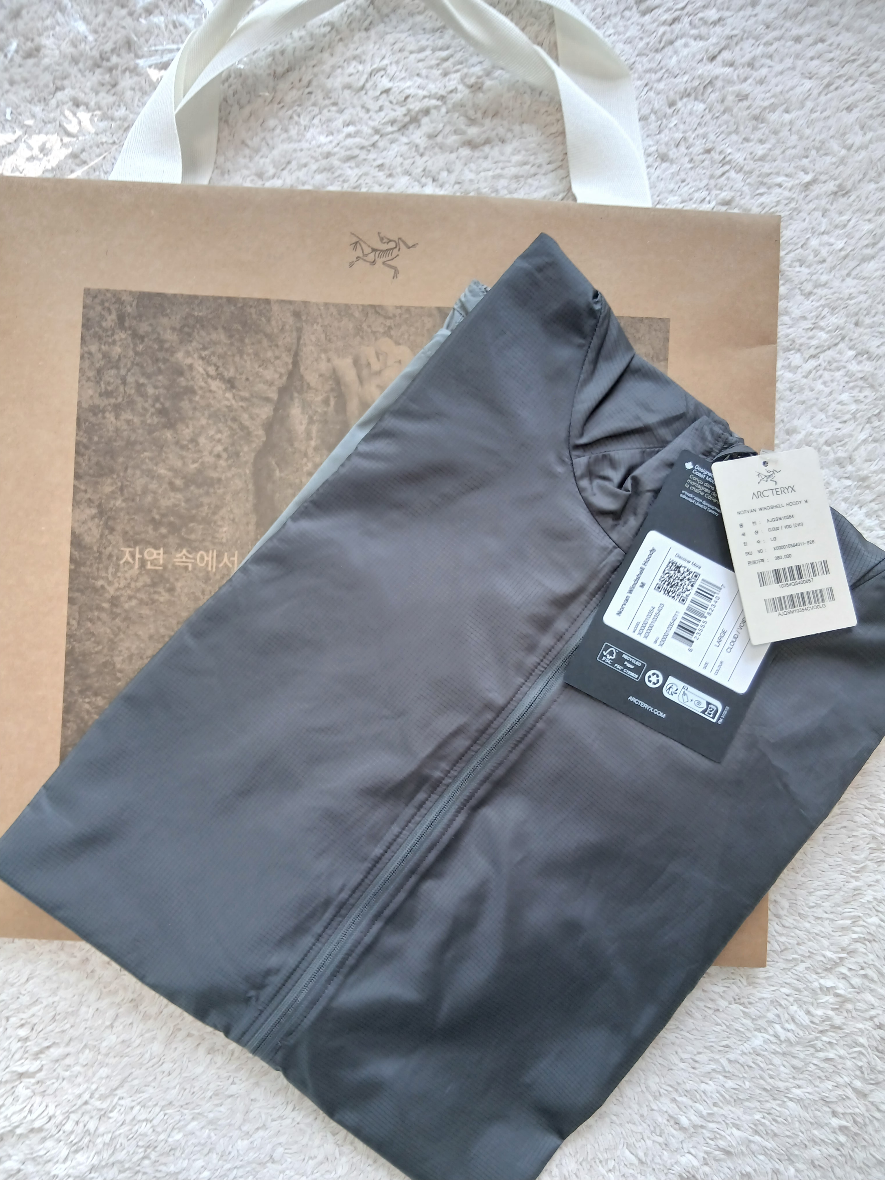 Arc'teryx Norvan Windshell Hoody Cloud Void 착용 스타일 - 2