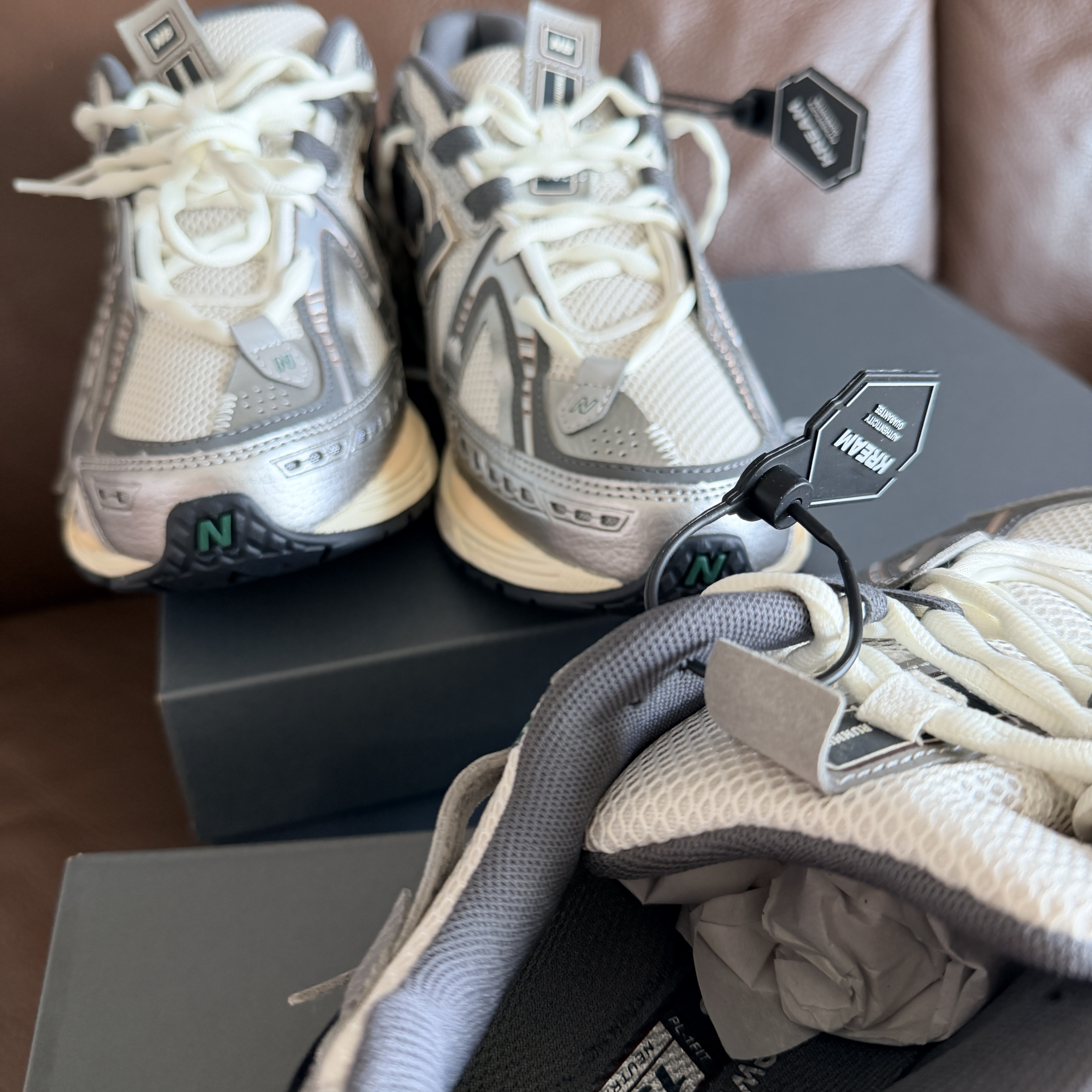 New Balance 1906A Silver Metallic Castlerock 착용 스타일 - 3