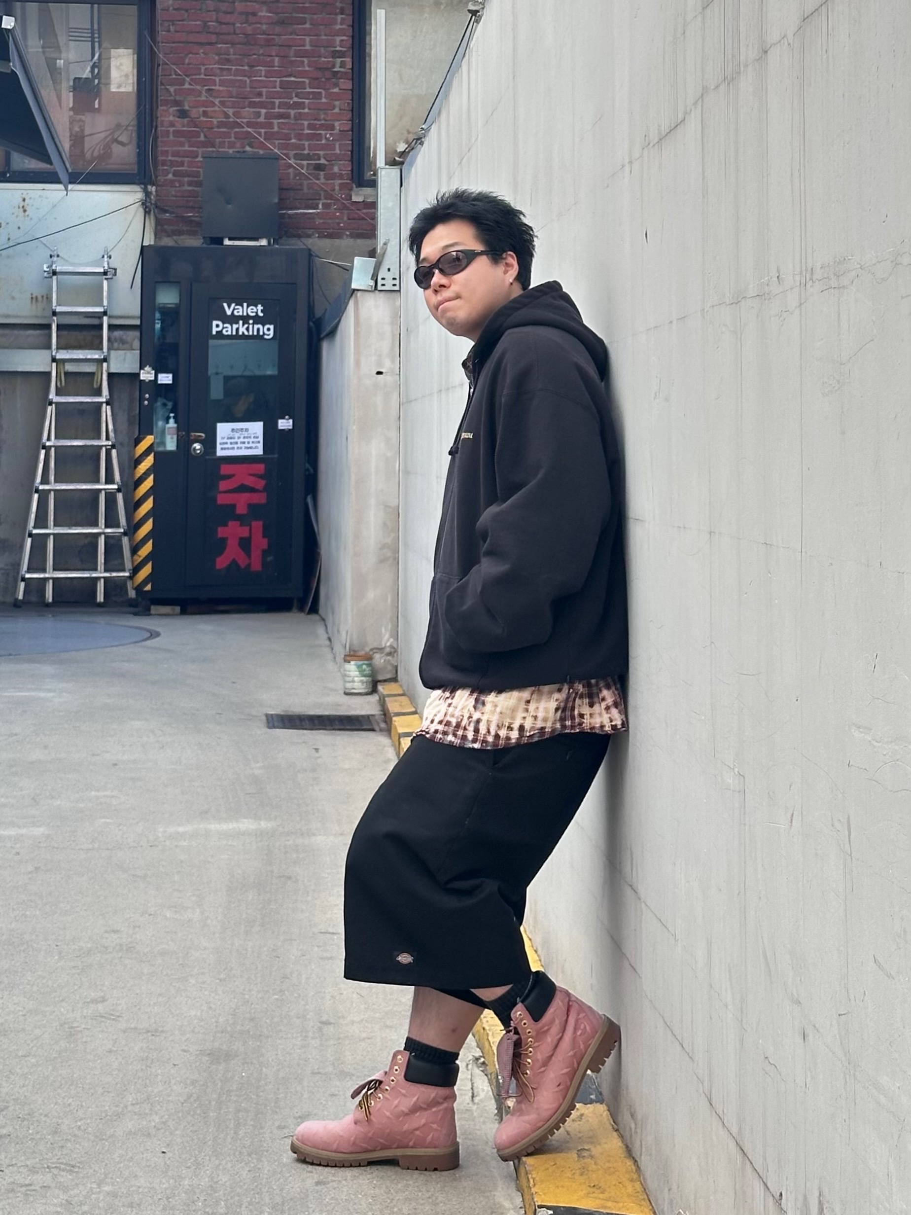 Supreme Crest Zip Up Hooded Sweatshirt Black - 25SS, Oakley Eye Jacket Redux Matte Black Frame Prizm Grey Lenses High Bridge Fit 착용 스타일 - 1