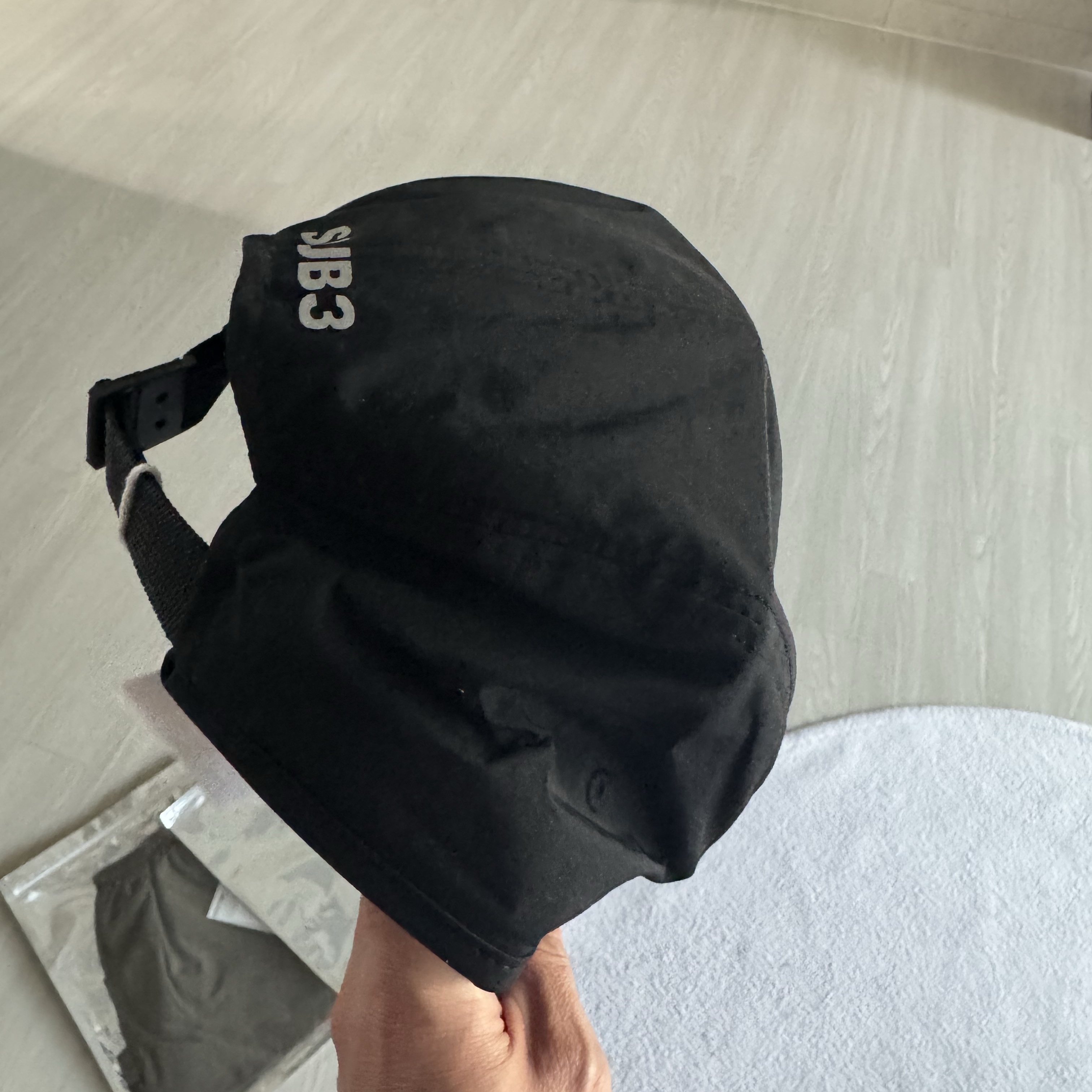 [KREAM 단독] runwhither Trail Cap Black, [KREAM 단독] runwhither 5inch Shorts Khaki 착용 스타일 - 2