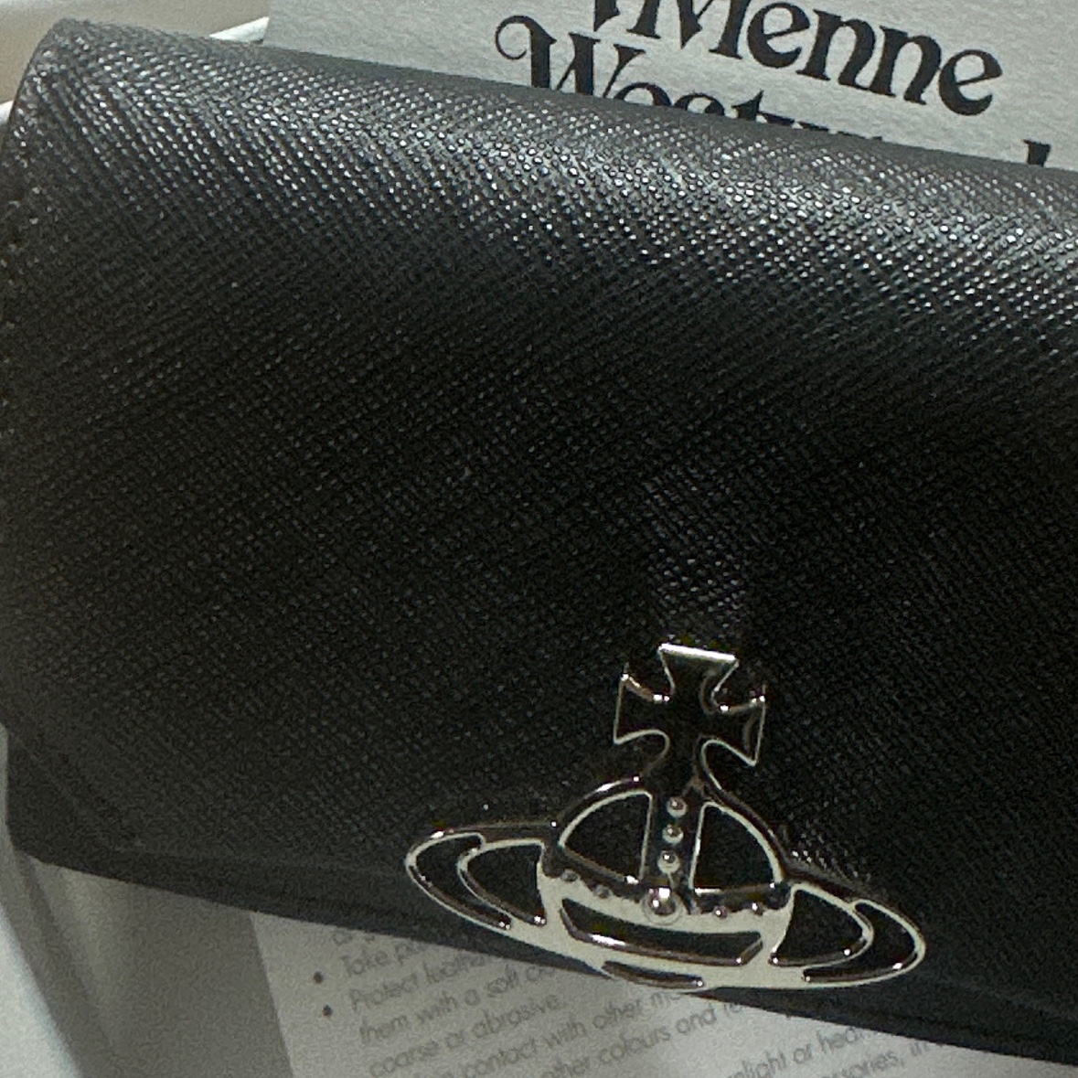 Vivienne Westwood Saffiano Cow Leather Card Holder Black 착용 스타일