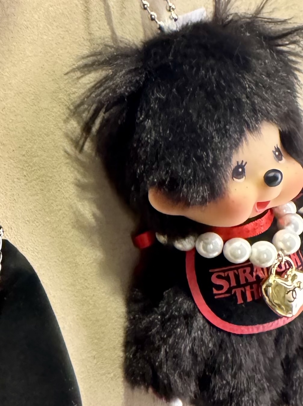 Monchhichi x Strange Things Key Chain Black Red 착용 스타일 - 3