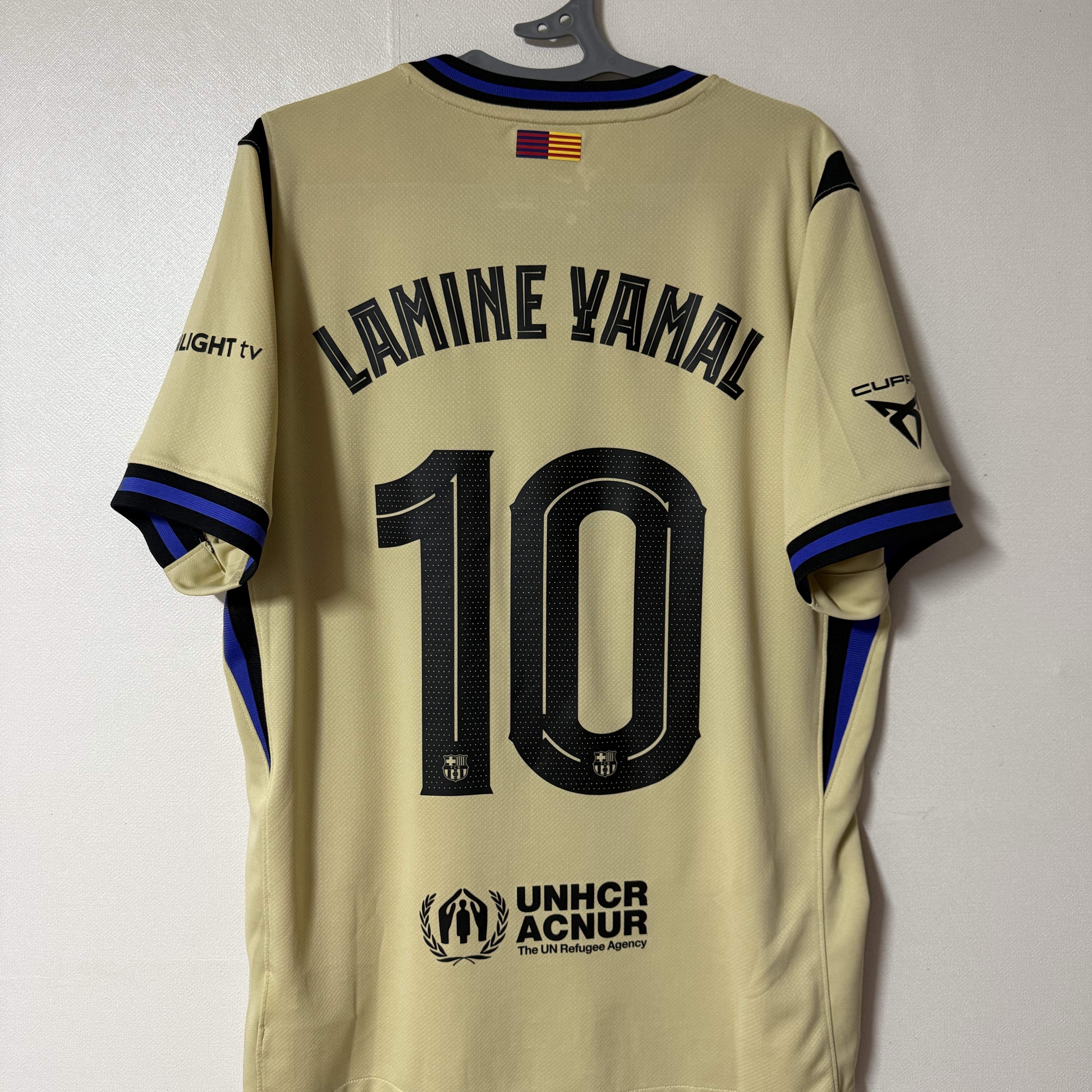 Nike FC Barcelona 2025/26 Stadium Away Dri-Fit Replica Jersey Team Gold Persian Violet Black (Non Marking Ver.) 착용 스타일 - 2