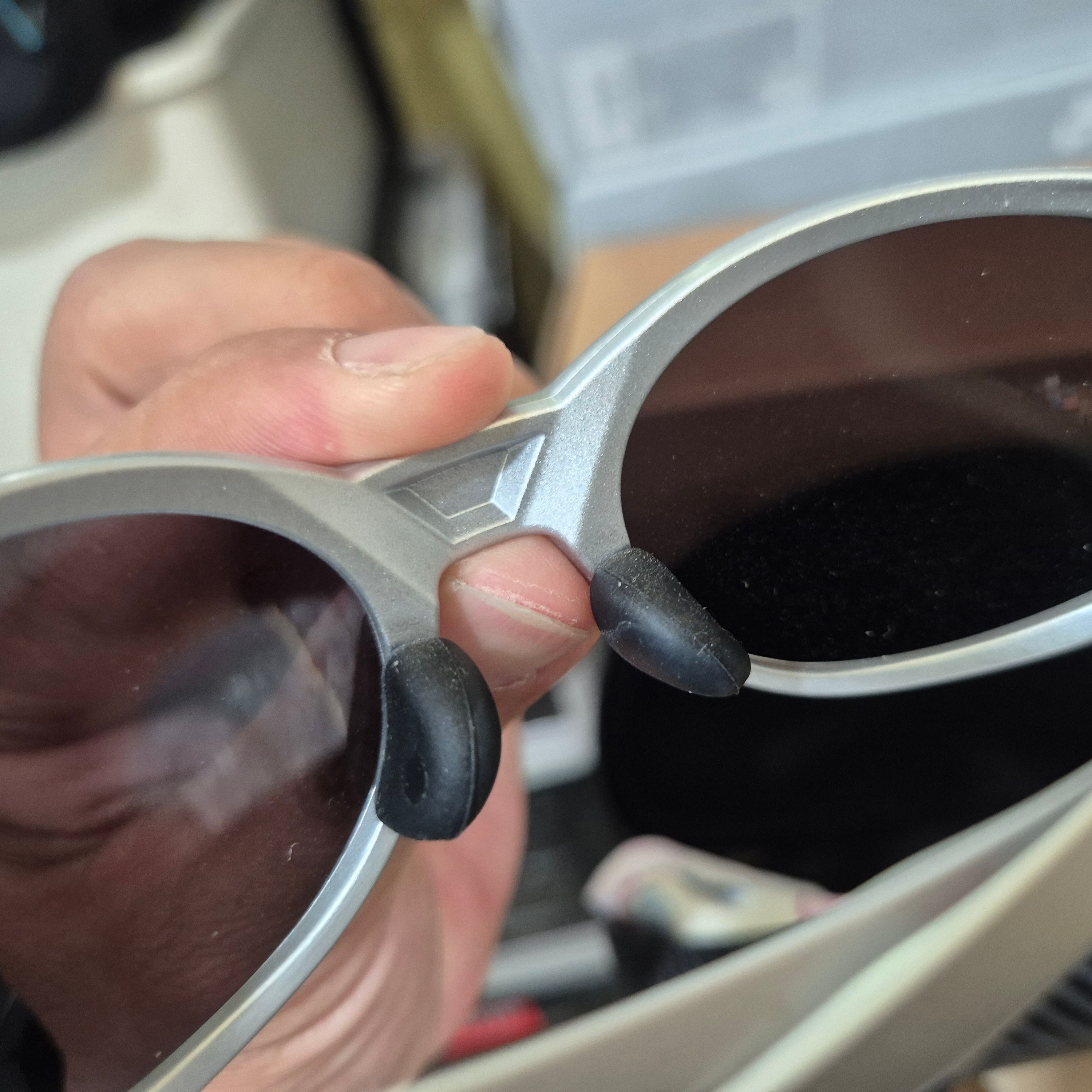 Oakley Eye Jacket Redux Silver Frame Prizm Black Polarized Lenses High Bridge Fit 착용 스타일 - 3