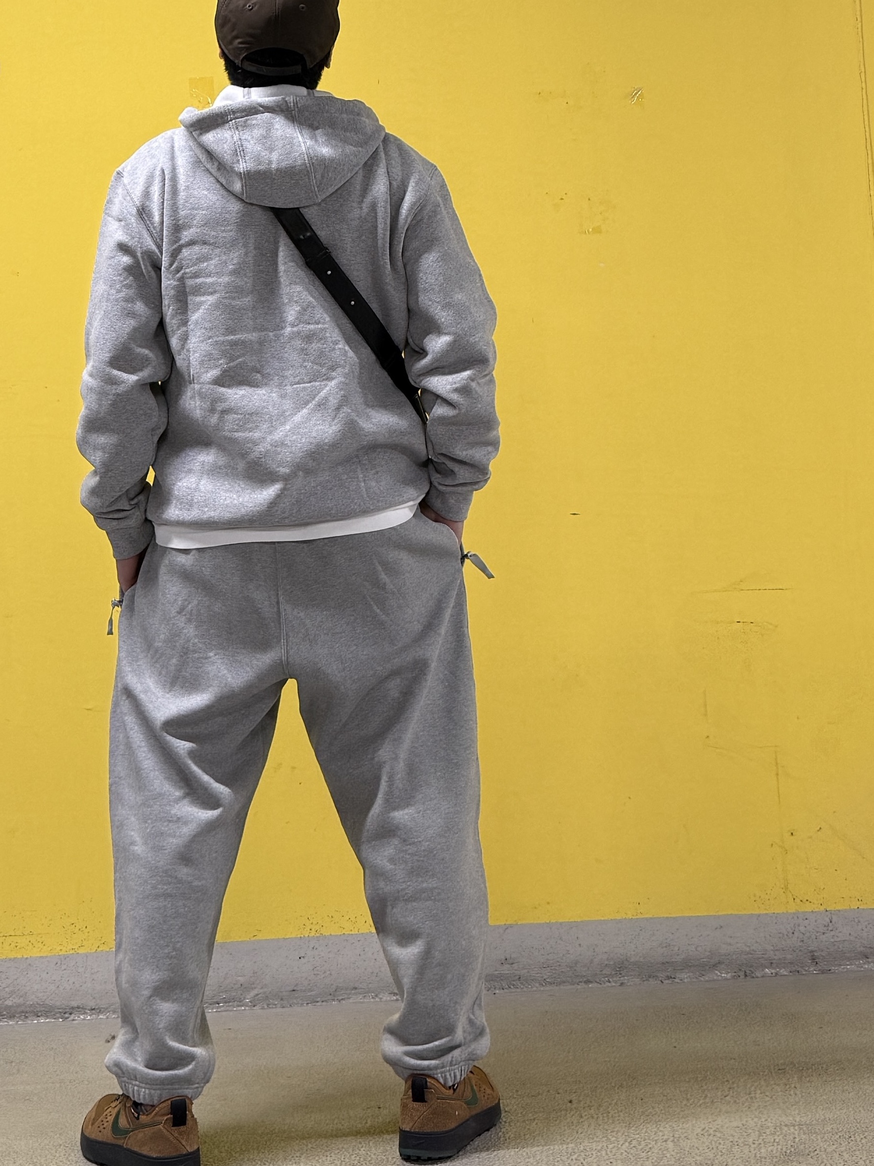 Essentials x New Era Retro Crown Strapback Brown, Carhartt Loose Fit Midweight Full Zip Sweatshirt Heather Grey 착용 스타일