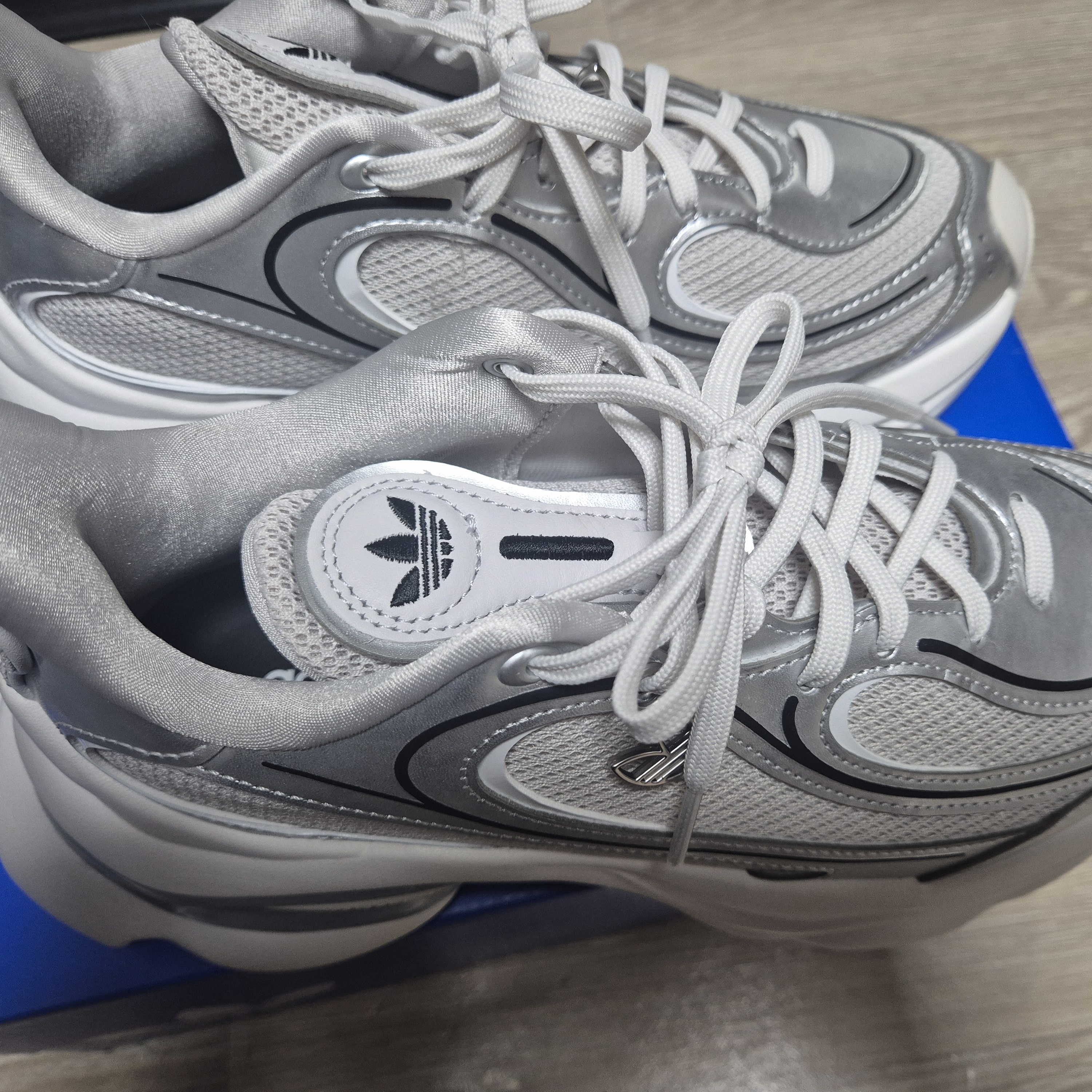 (W) Adidas Ozvenuz Silver Metallic Grey One 착용 스타일