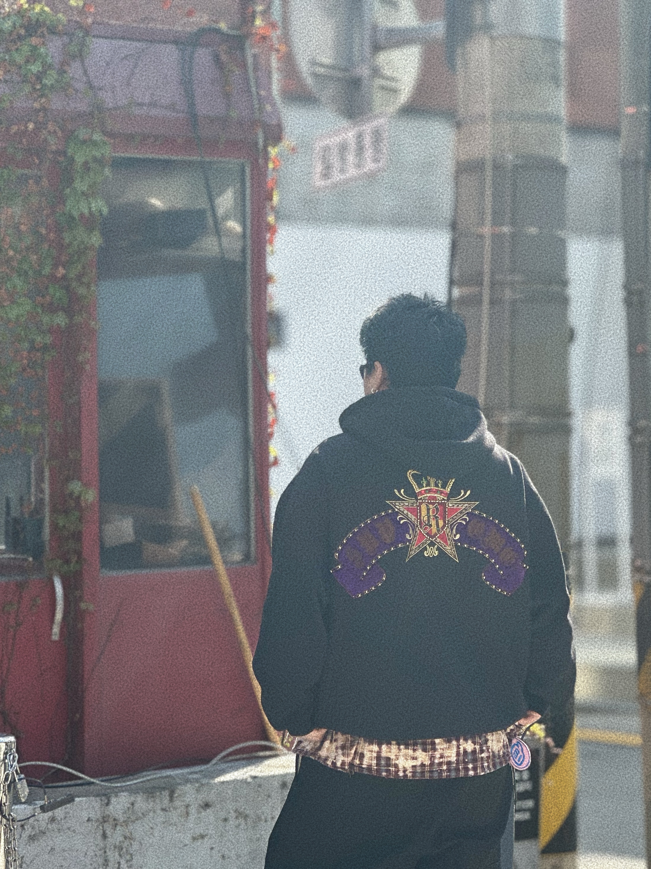 Supreme Crest Zip Up Hooded Sweatshirt Black - 25SS, Oakley Eye Jacket Redux Matte Black Frame Prizm Grey Lenses High Bridge Fit 착용 스타일 - 4