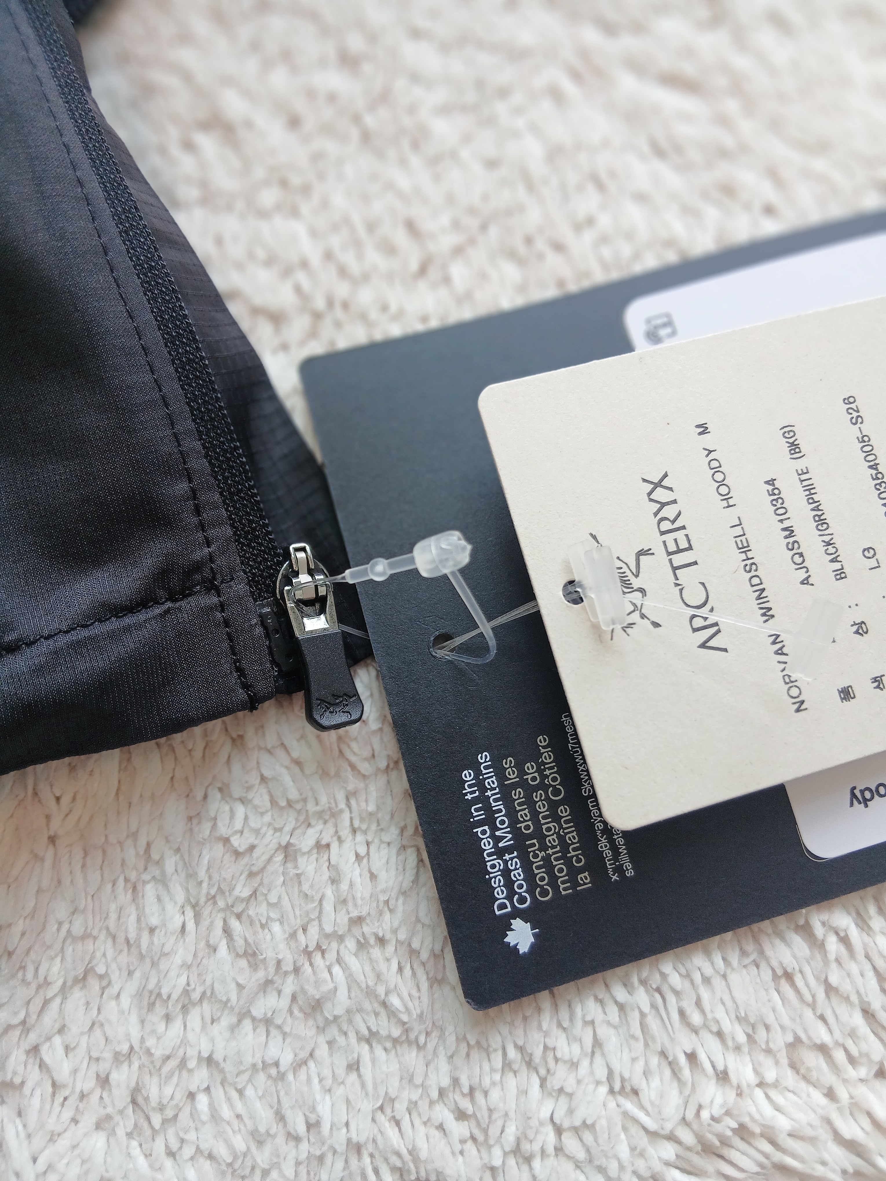 Arc'teryx Norvan Windshell Hoody Black Graphite, Arc'teryx Norvan Windshell Hoody Black Graphite 착용 스타일 - 7