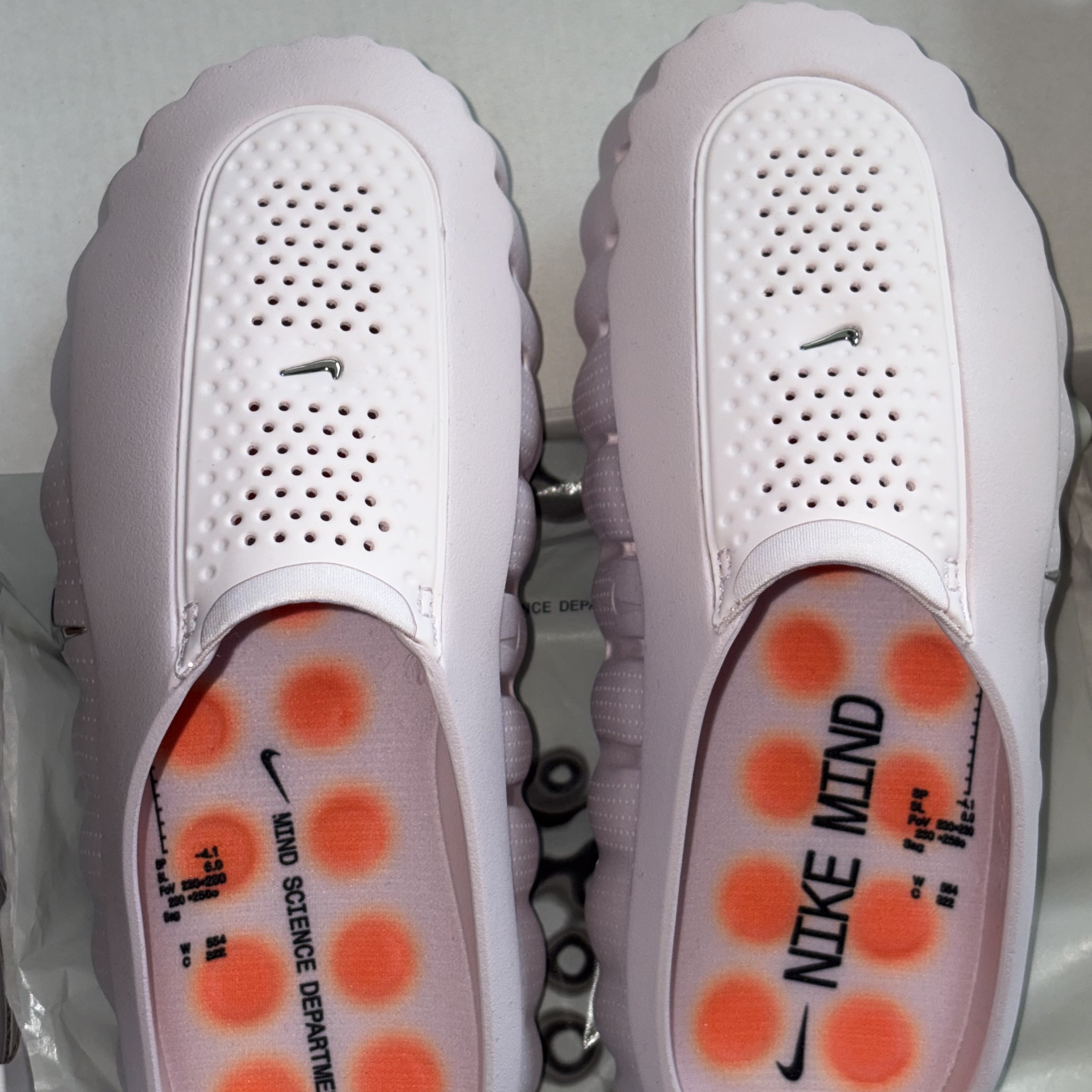 (W) Nike Mind 001 Pearl Pink Hyper Crimson 착용 스타일