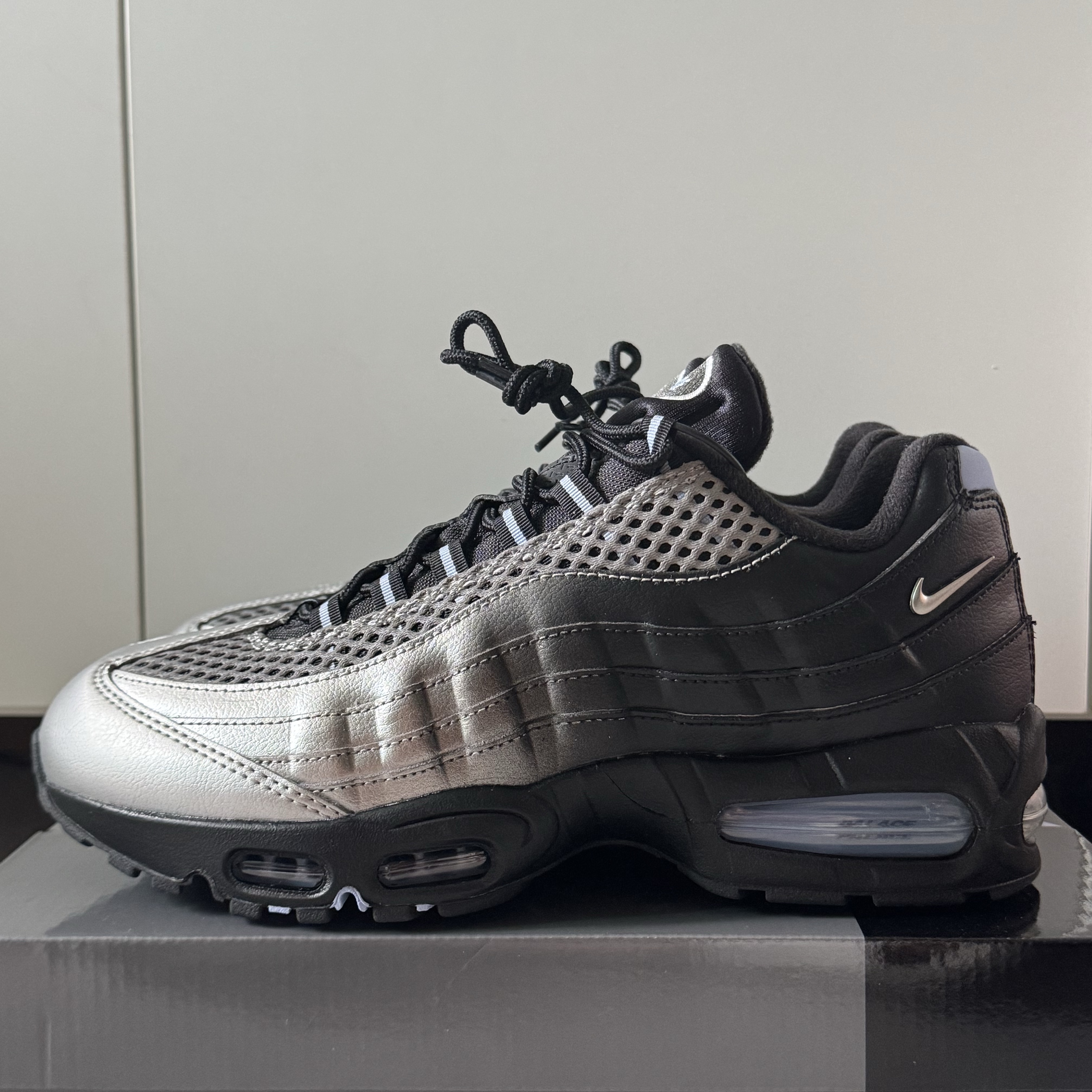 Nike x Palace Air Max 95 Metallic Silver Aluminum 착용 스타일 - 1