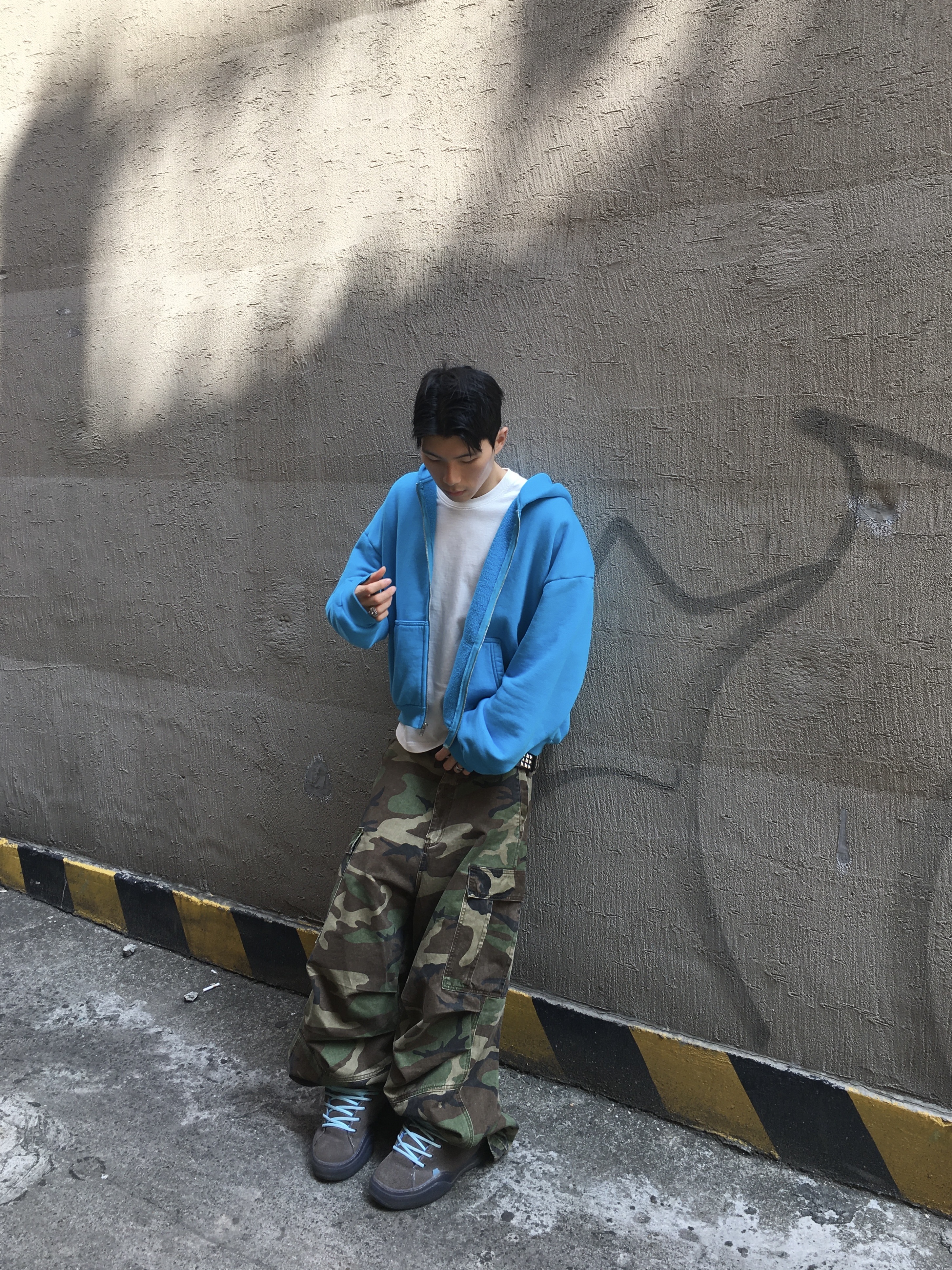 SKYLRK Zip Hoodie Super Blue, NOD Stone Washed Cargo Pants Camo 착용 스타일 - 1