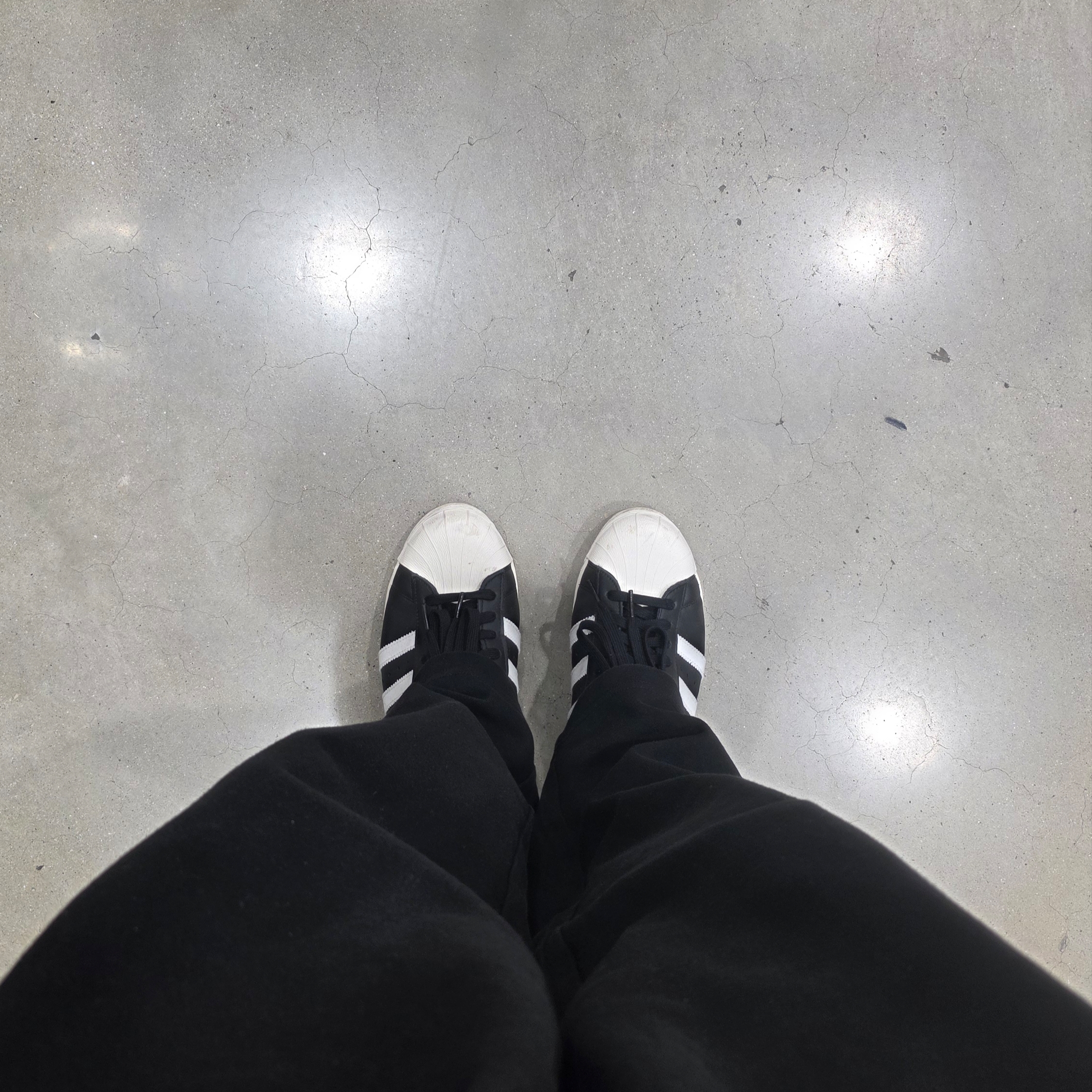 Adidas Superstar 82 FI Core Black 착용 스타일