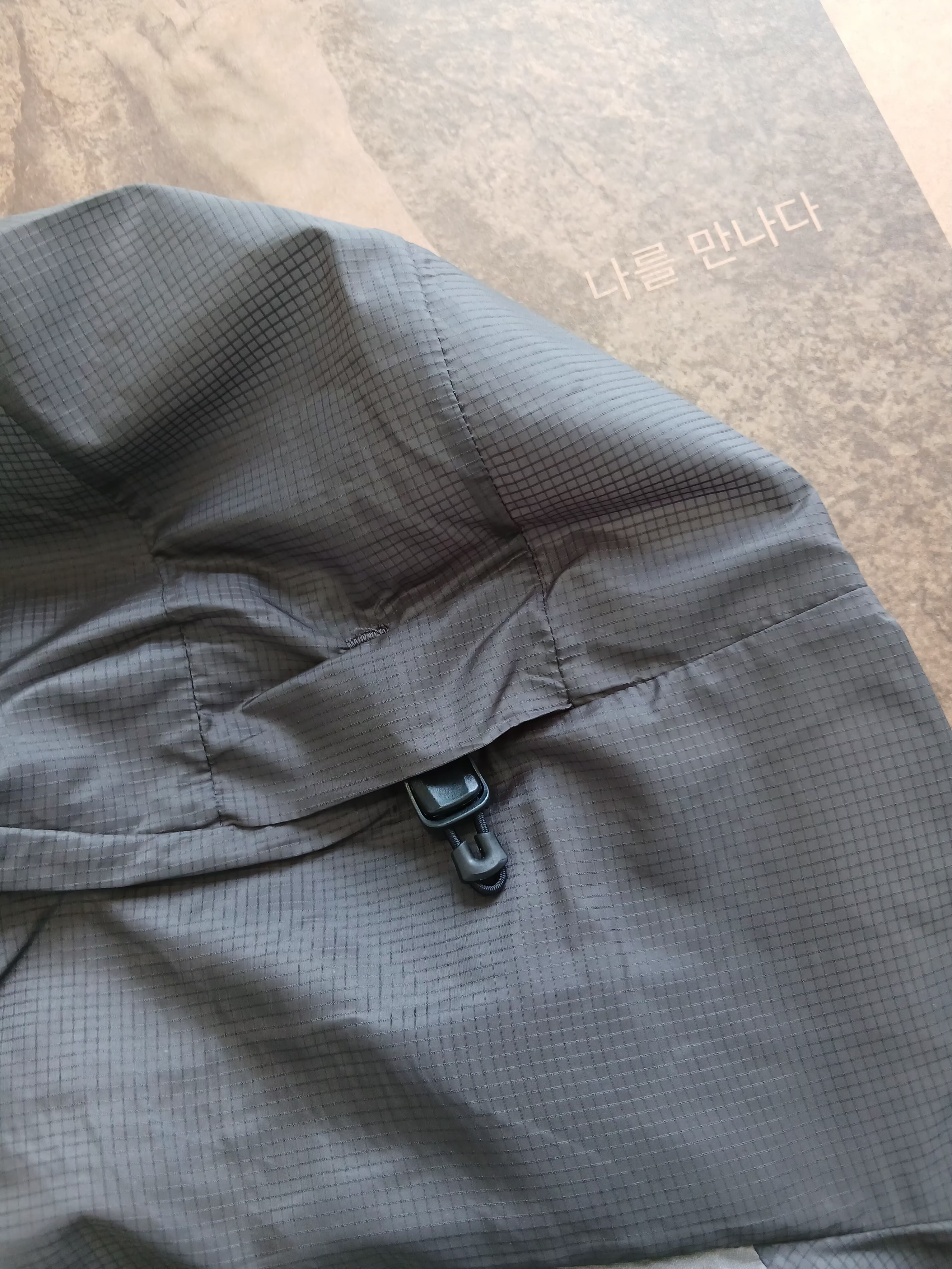 Arc'teryx Norvan Windshell Hoody Cloud Void 착용 스타일 - 4