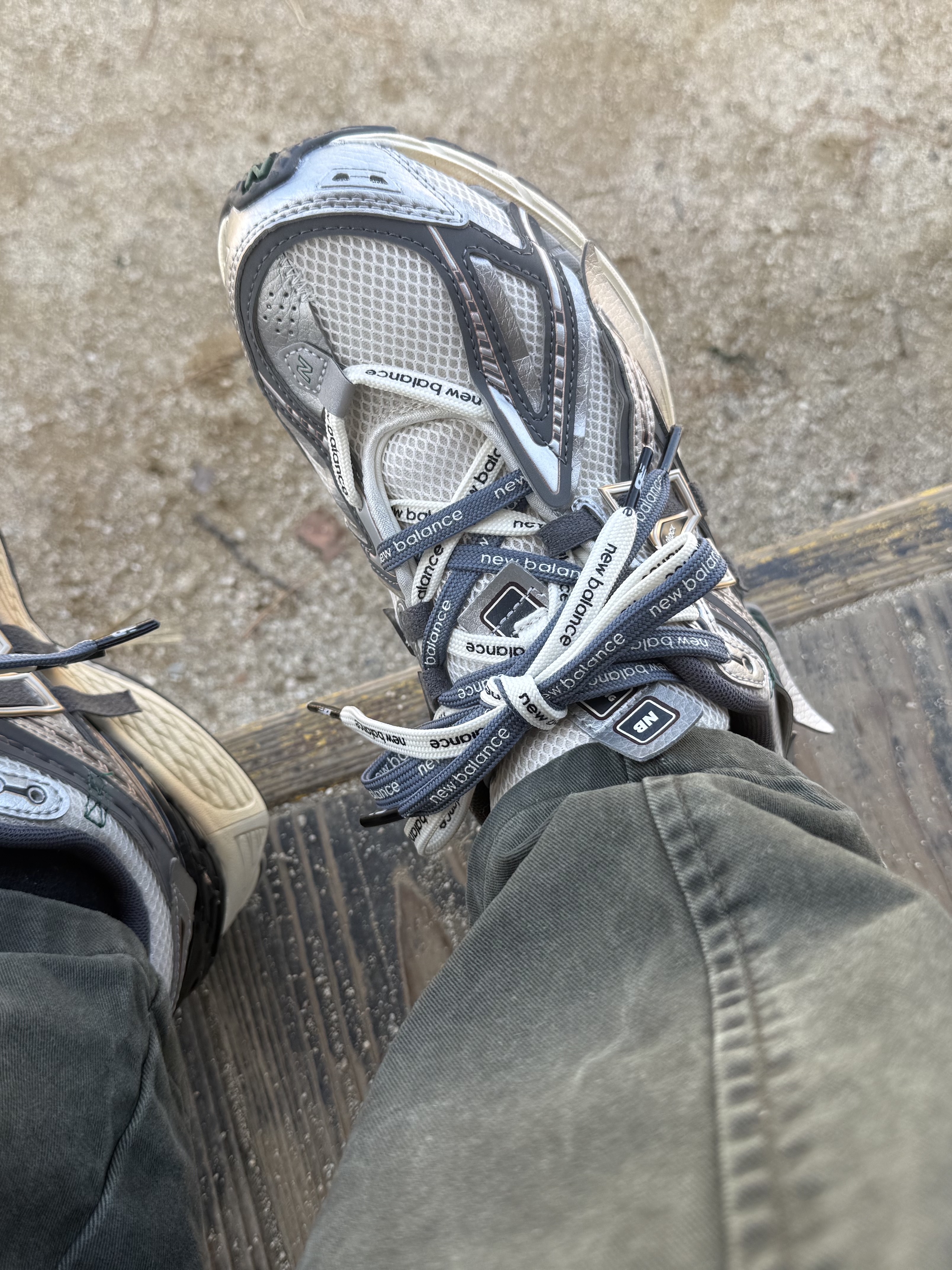New Balance 1906A Silver Metallic Castlerock 착용 스타일 - 2
