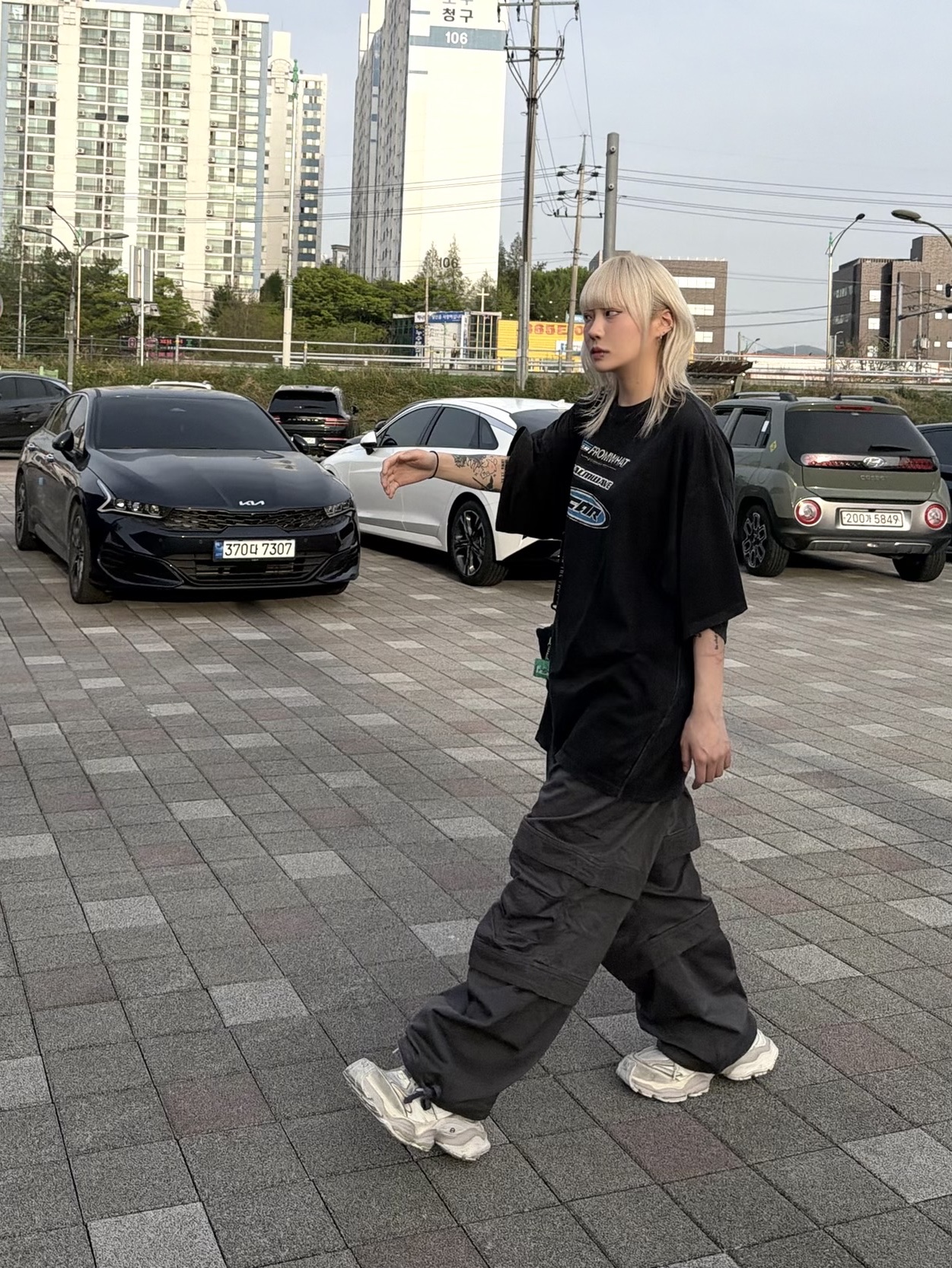 Farfromwhat Far Washed Logo T-Shirt Black, Farfromwhat Far Layered Work Pants Charcoal 착용 스타일 - 3