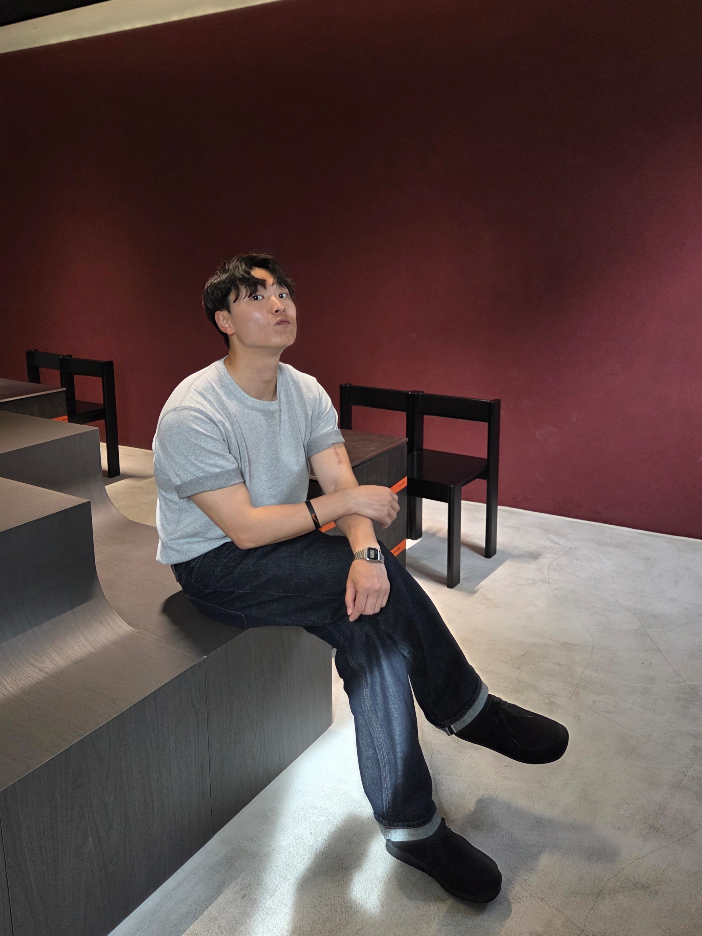 Uniqlo x JW Anderson Bi-Color T-Shirt Grey, Uniqlo x JW Anderson Selvedge Straight Jeans Navy 착용 스타일 - 6