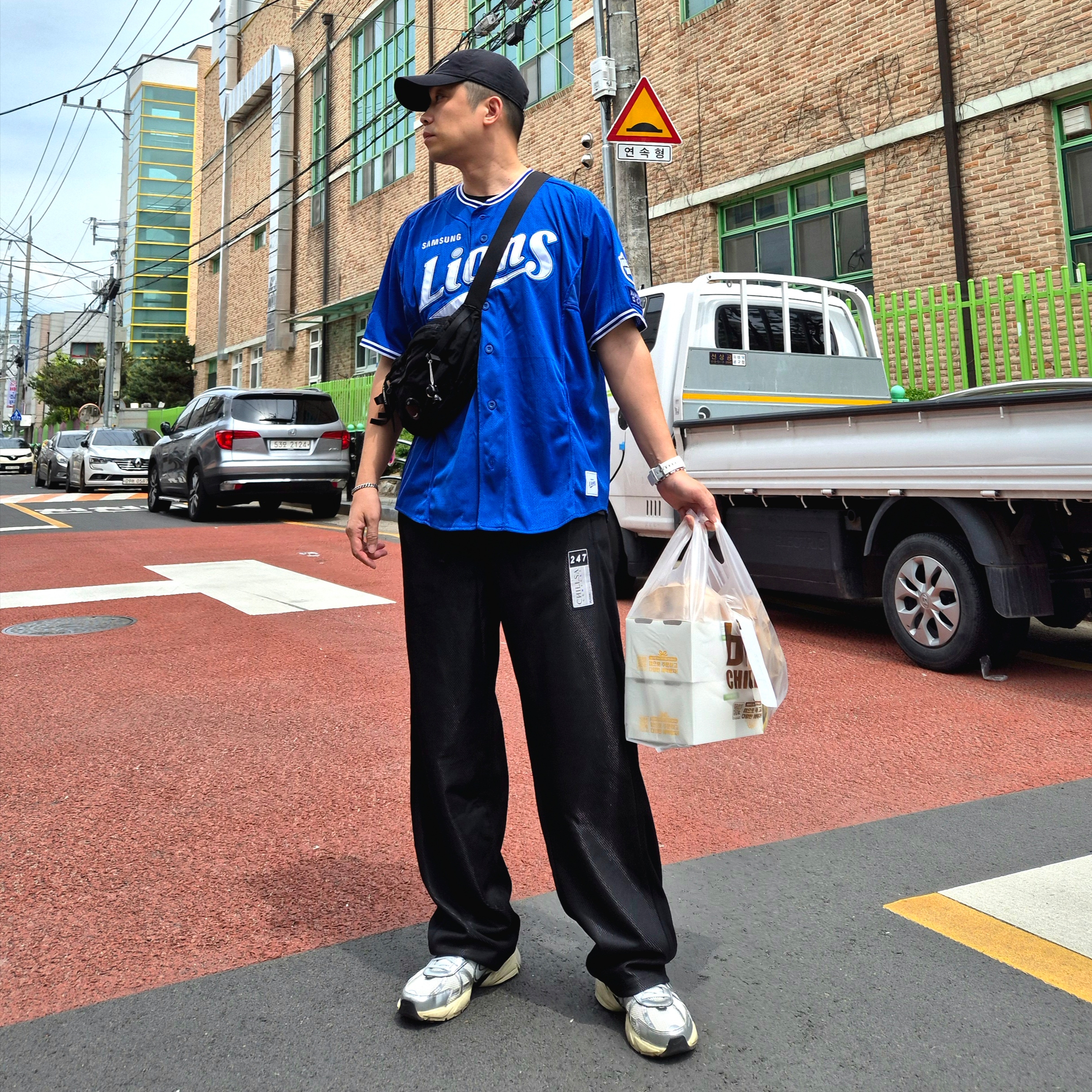 Nike V2K Run Summit White Metallic Silver, Samsung Lions 2025 Professional Away Uniform Blue (Non Marking Ver.) 착용 스타일 - 1