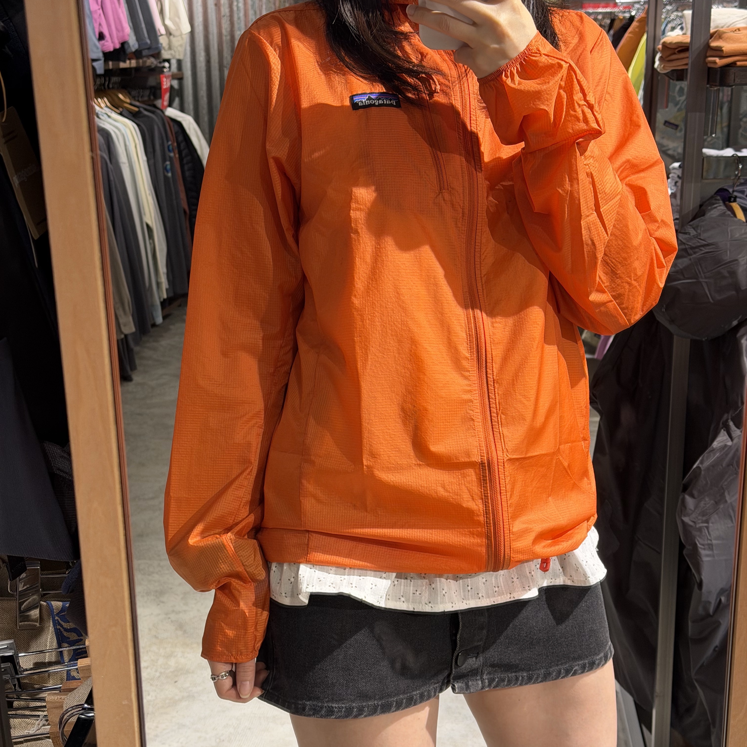 Patagonia Houdini Jacket Coal Orange 착용 스타일