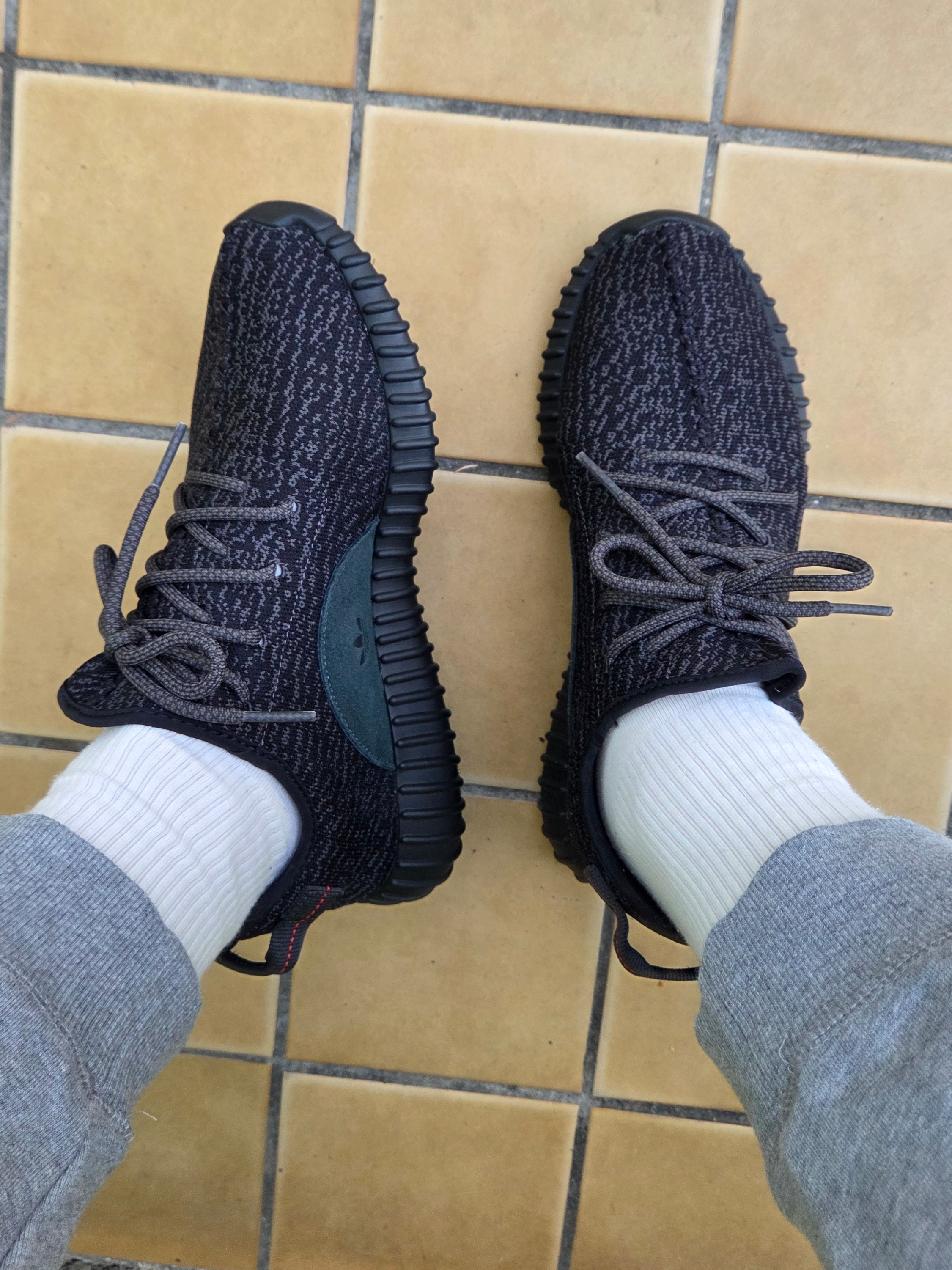 Adidas Yeezy Boost 350 Pirate Black 2023 착용 스타일