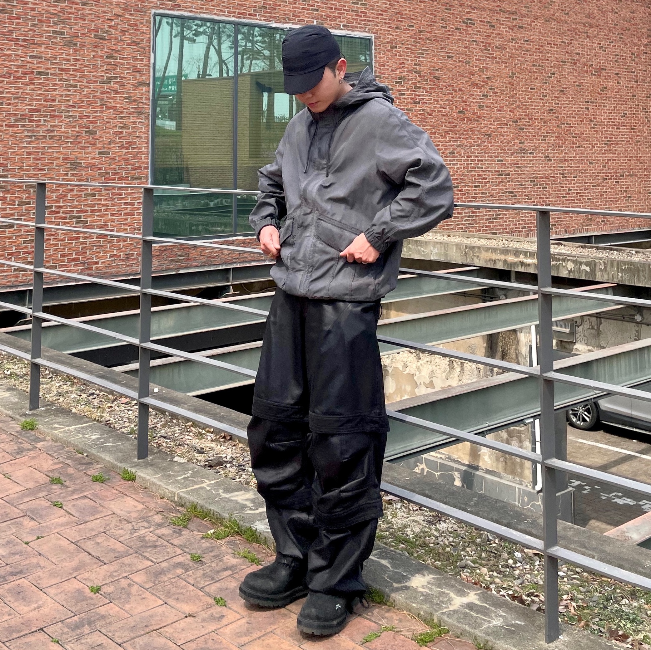 SERIES Short Dyed Hood Coat Charcoal 착용 스타일 - 1