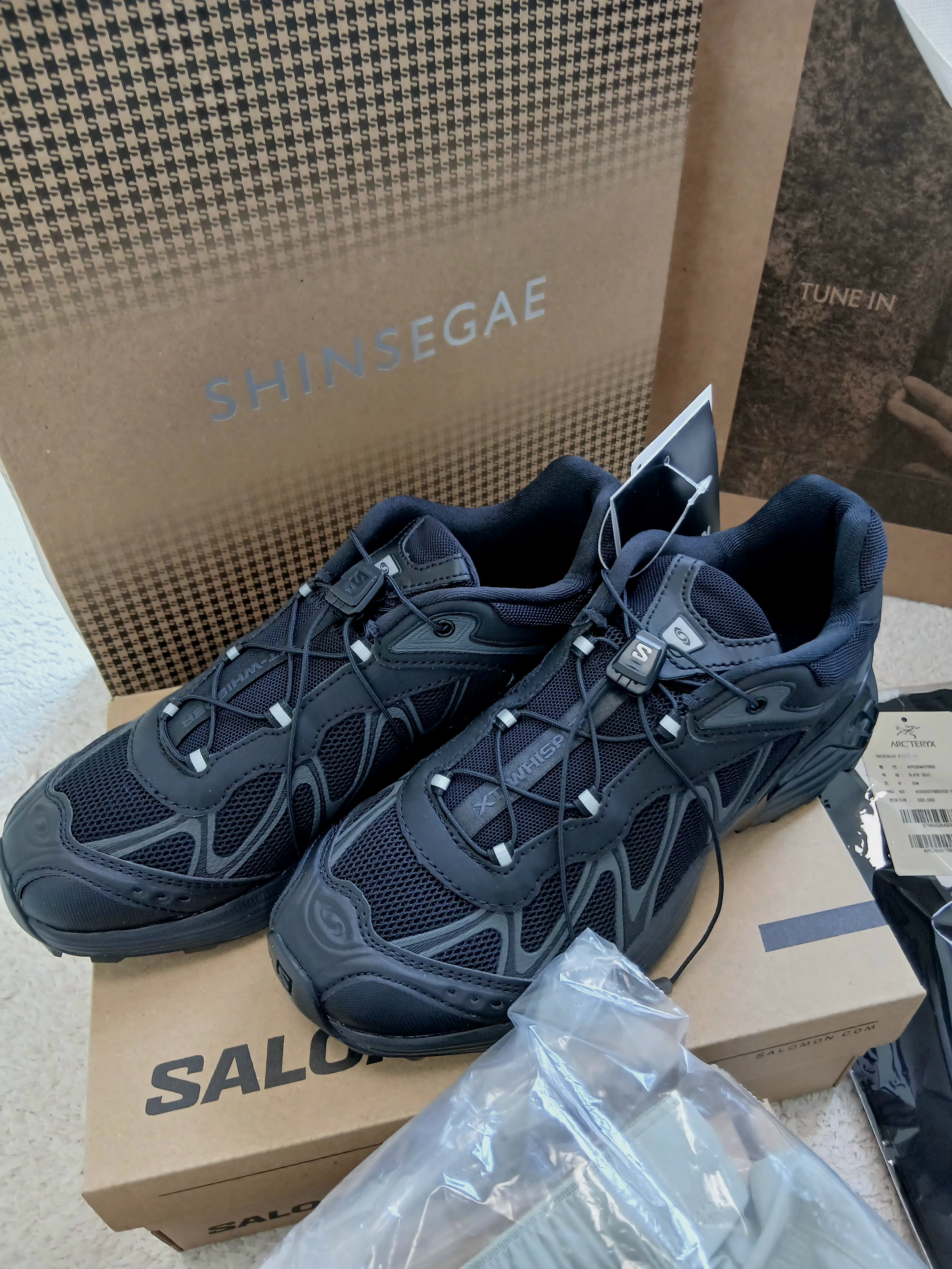 Salomon XT-Whisper Black Asphalt 착용 스타일 - 1