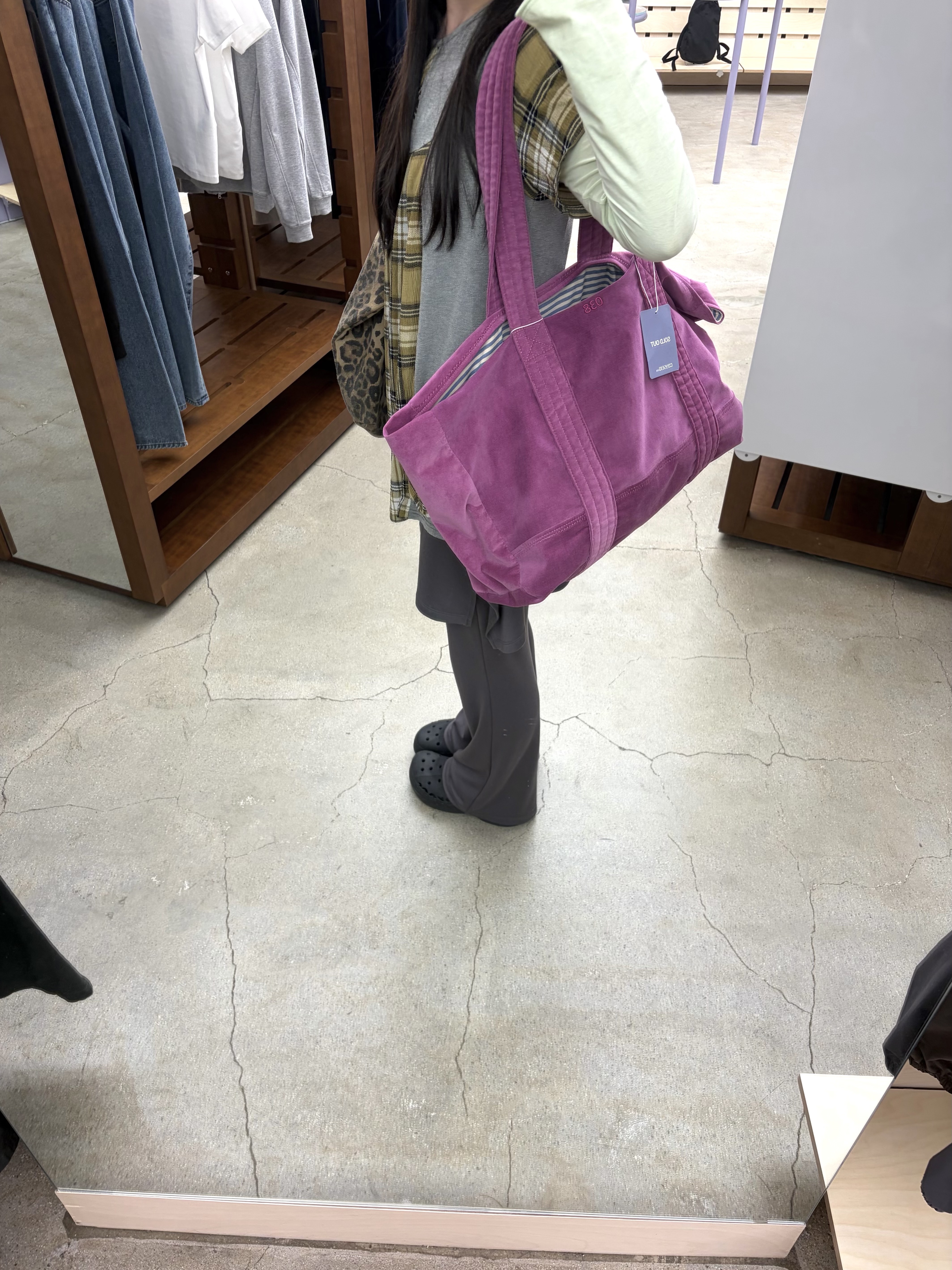 COYSEIO 038 Oversized Tote Bag Pink 착용 스타일