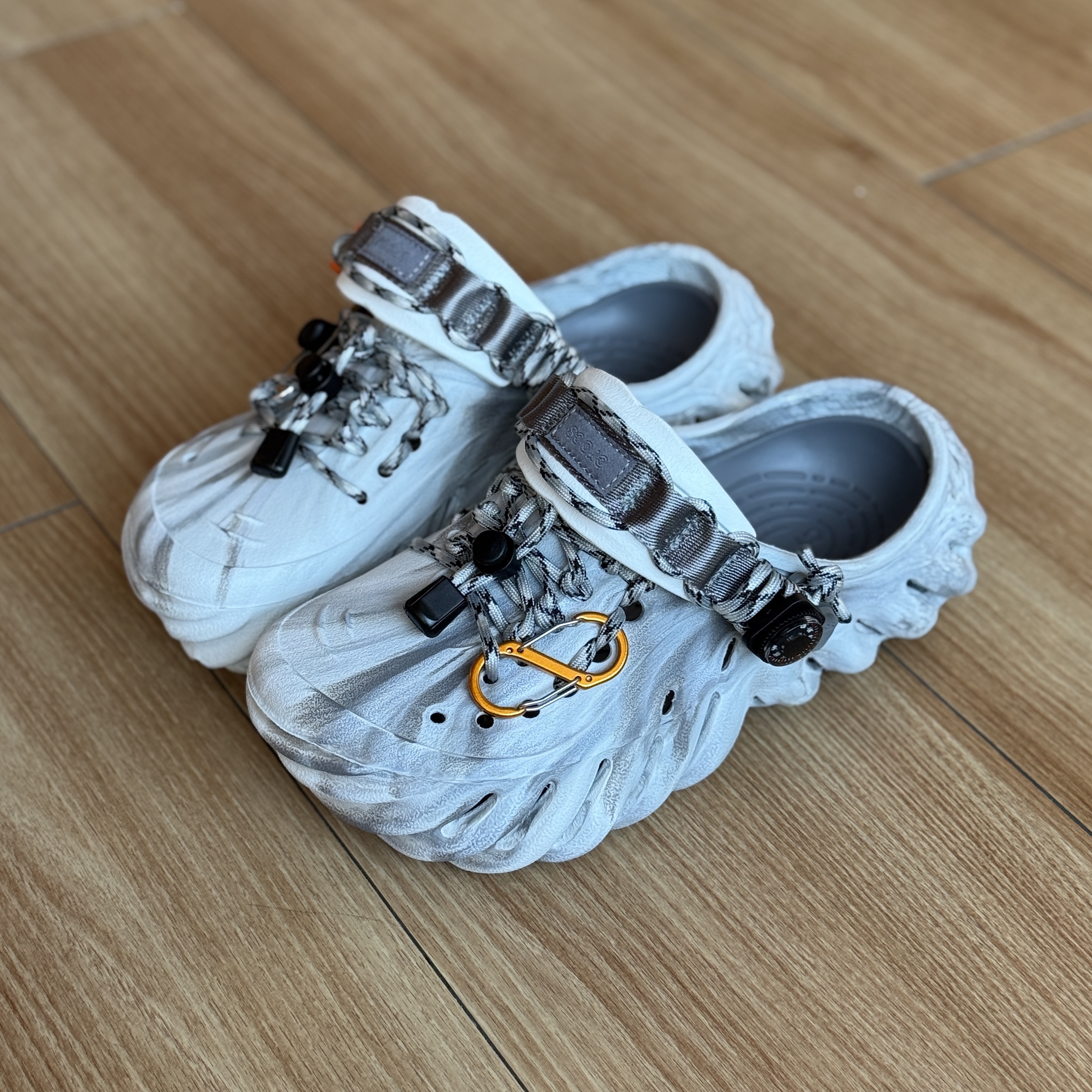 Crocs Echo Marbled Clog Moonlight Multi 착용 스타일 - 2