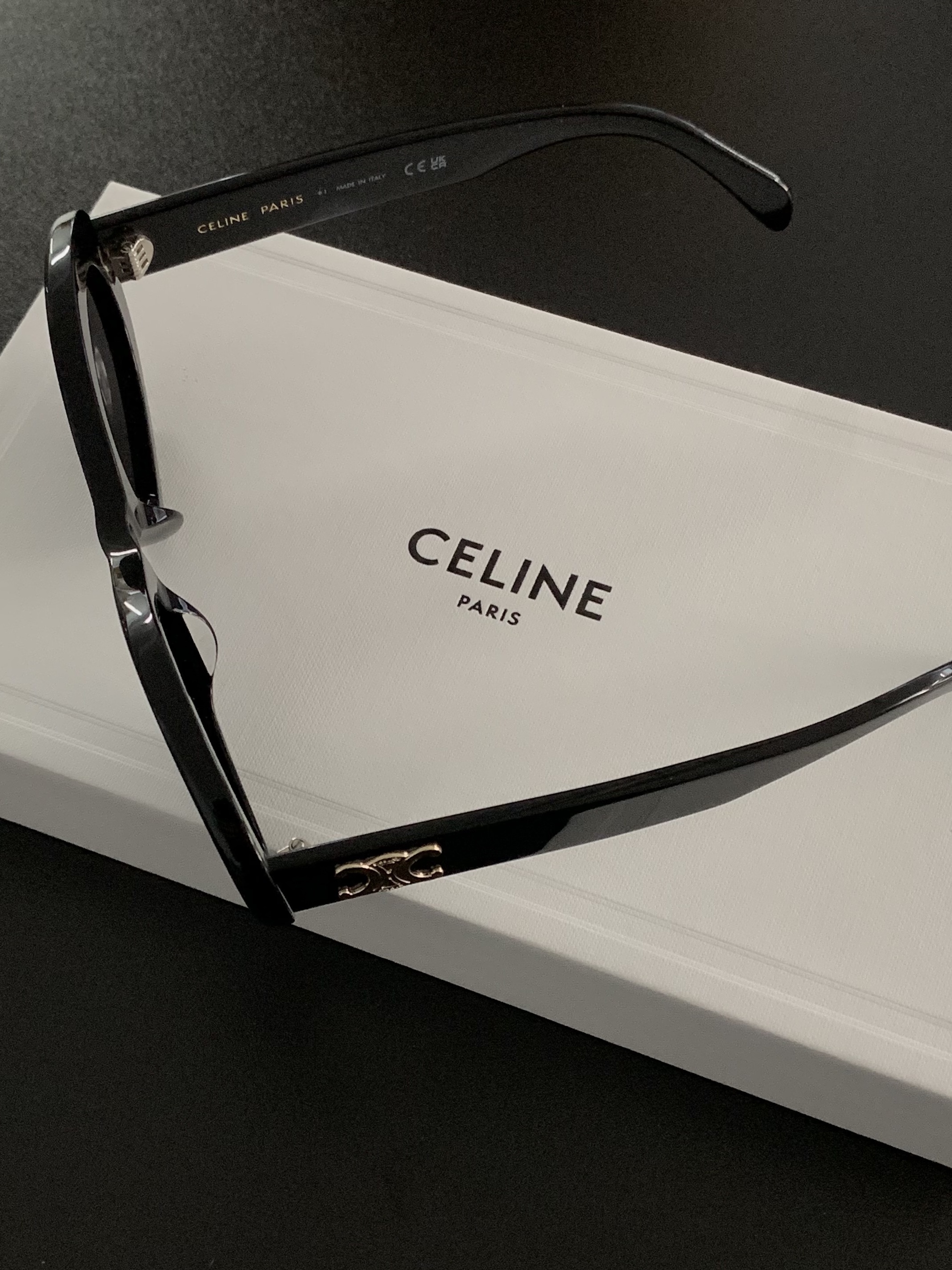 (W) Celine Triomphe 01 Sunglasses in Acetate Black 착용 스타일 - 2