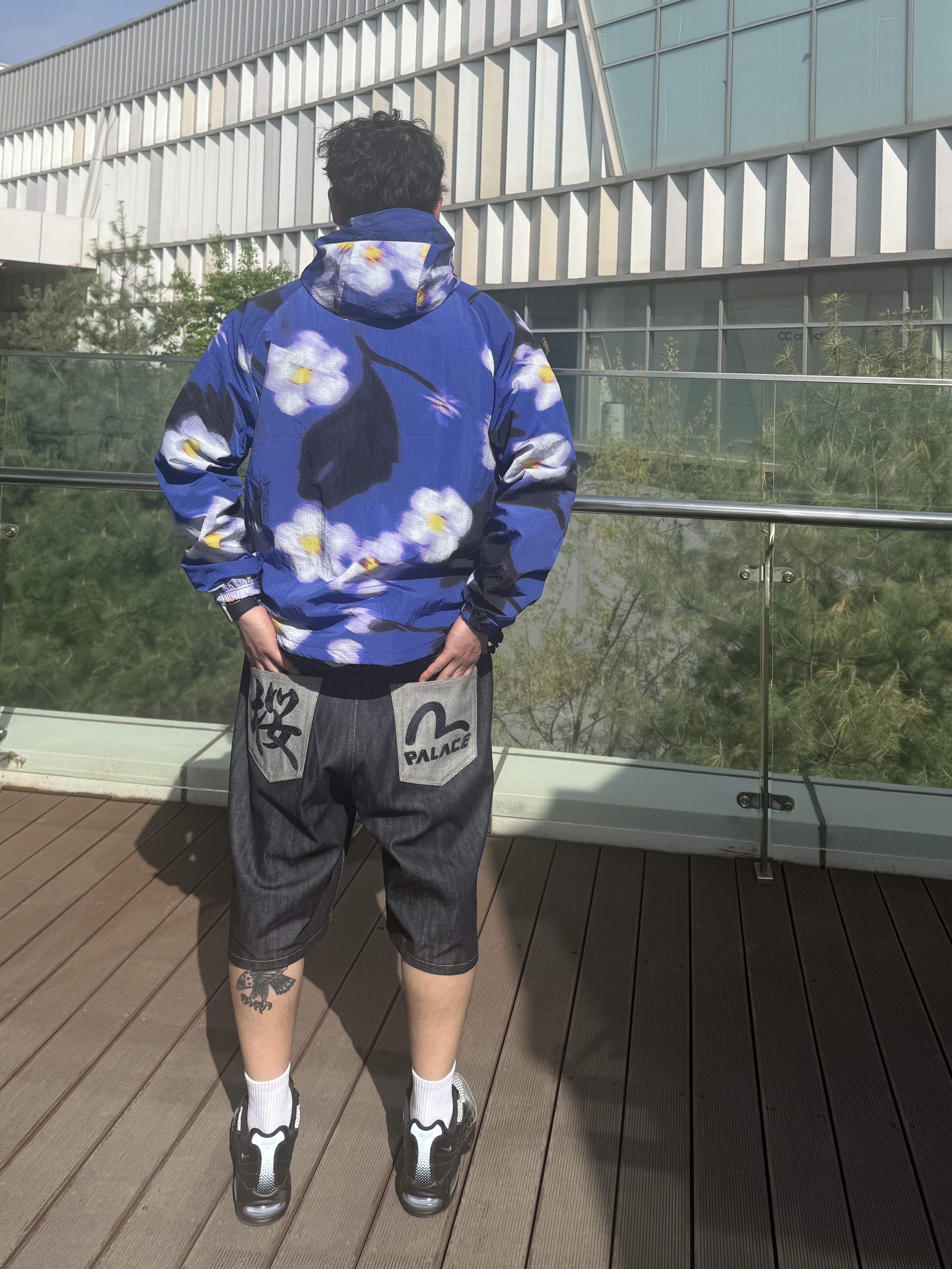 Palace P-Breezy Jacket Breezy Flower Print - 26SS, Palace x Evisu Long Denim Short Indigo - 26SS 착용 스타일