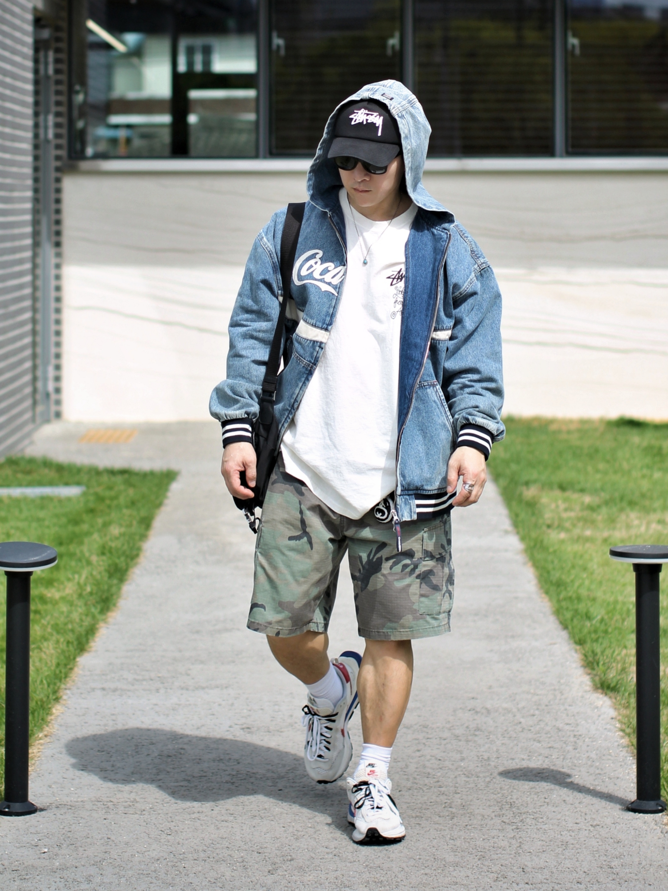 SPORT CHAMBER x Coca-Cola Denim Hood Jumper Blue, Stussy Any Angle Pigment Dyed T-Shirt Natural 착용 스타일 - 1