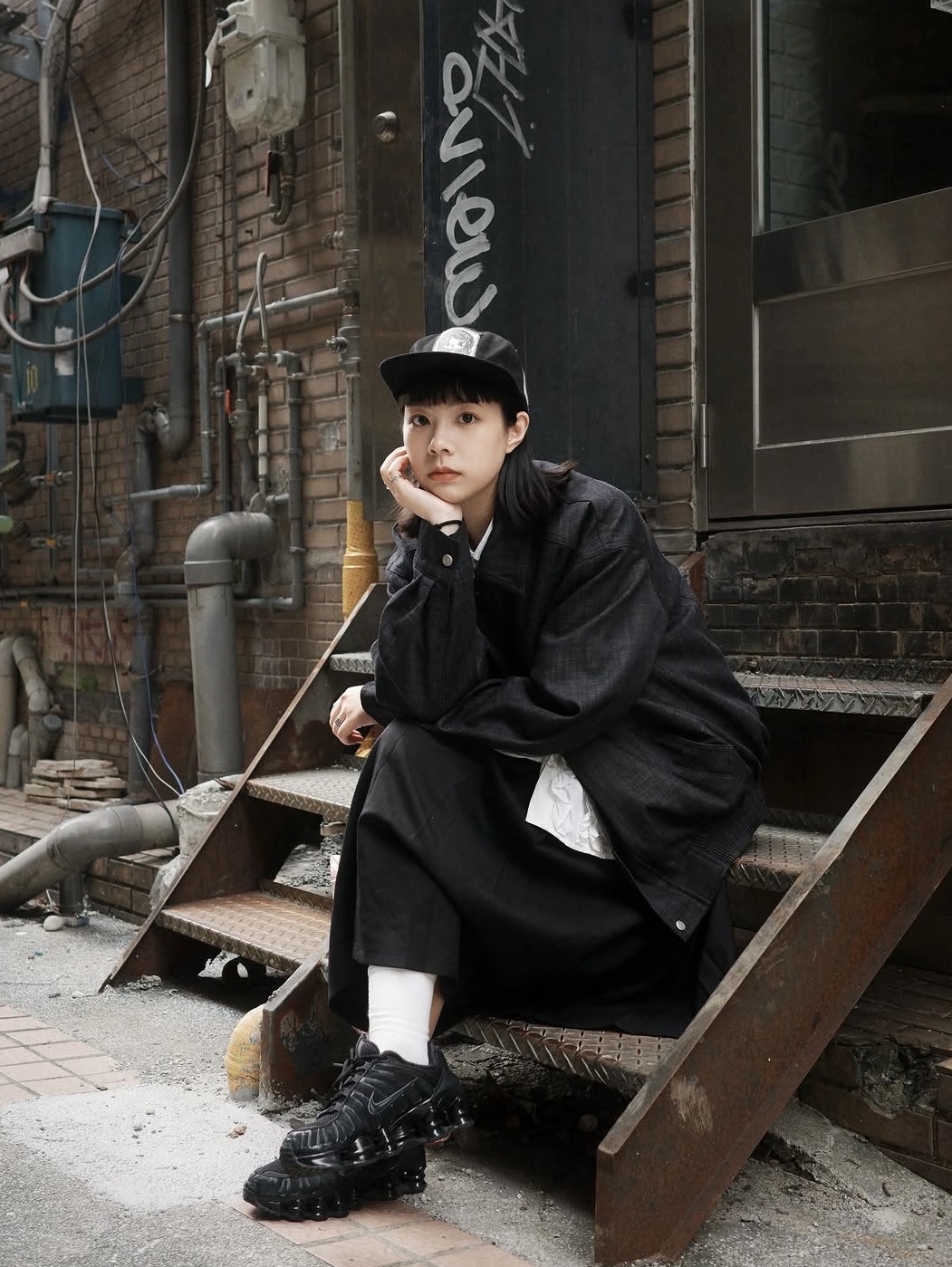 (W) Nike Shox TL Black and Max Orange 착용 스타일 - 1