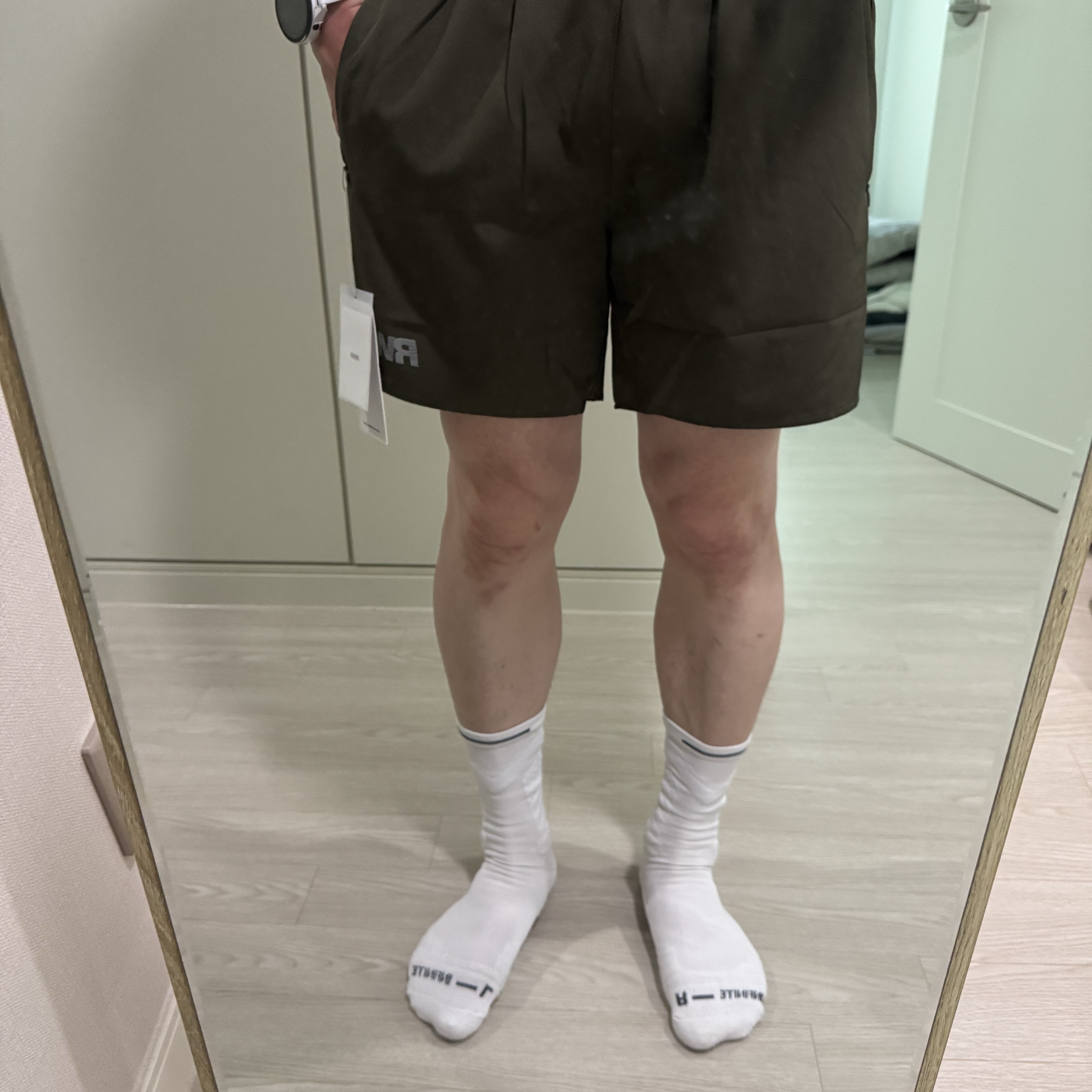 [KREAM 단독] runwhither 5inch Shorts Khaki 착용 스타일 - 2