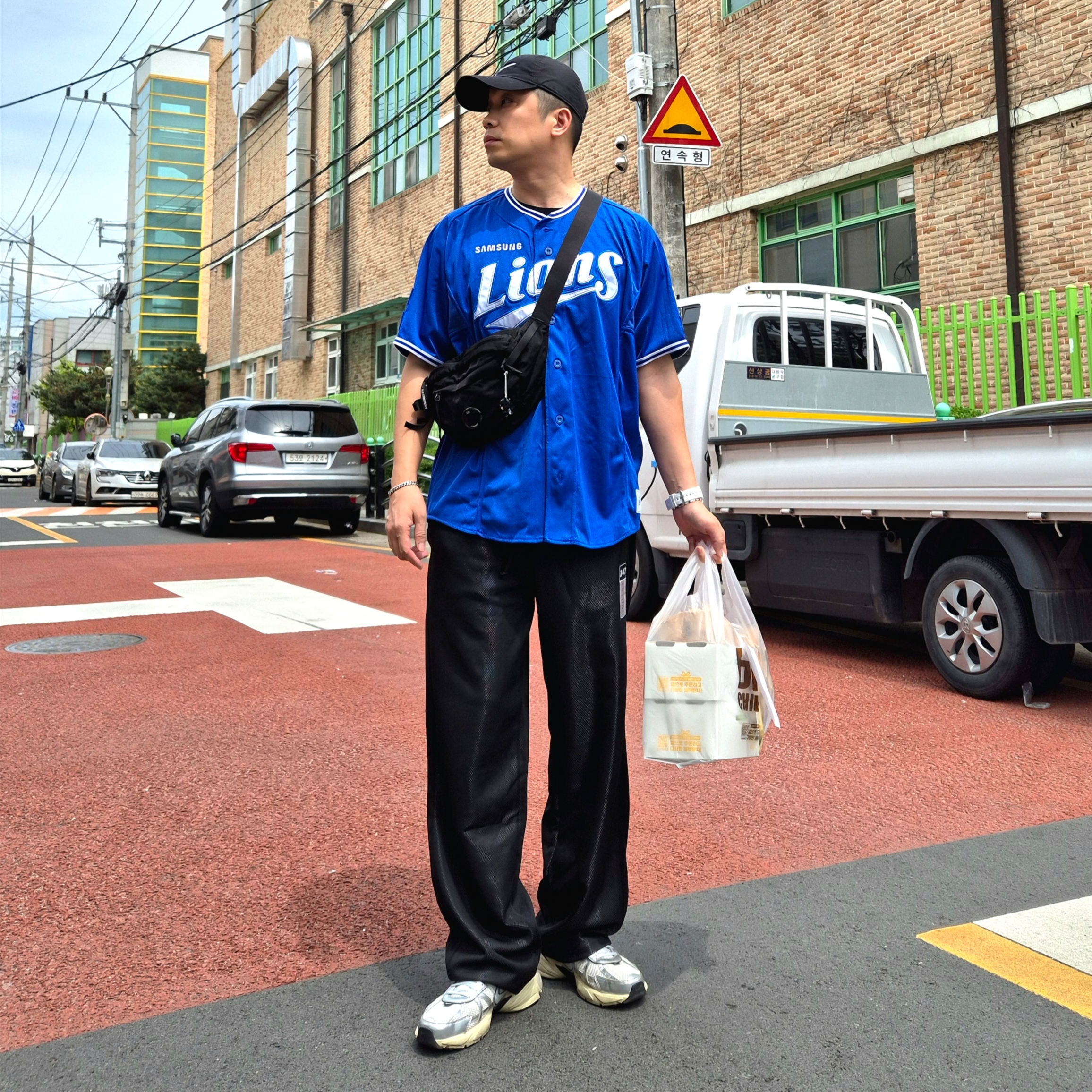 Nike V2K Run Summit White Metallic Silver, Samsung Lions 2025 Professional Away Uniform Blue (Non Marking Ver.) 착용 스타일 - 2