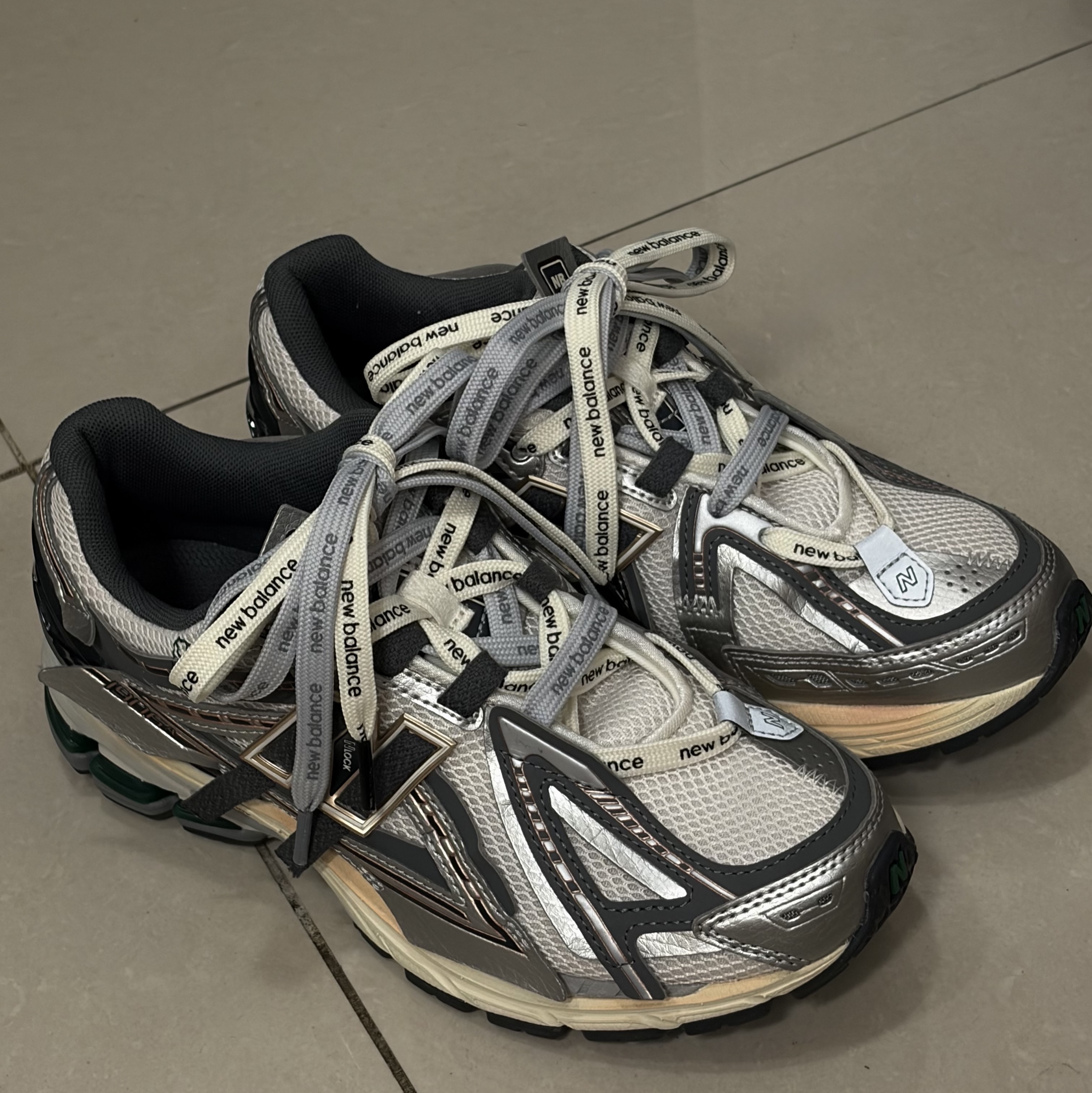 New Balance 1906A Silver Metallic Castlerock 착용 스타일
