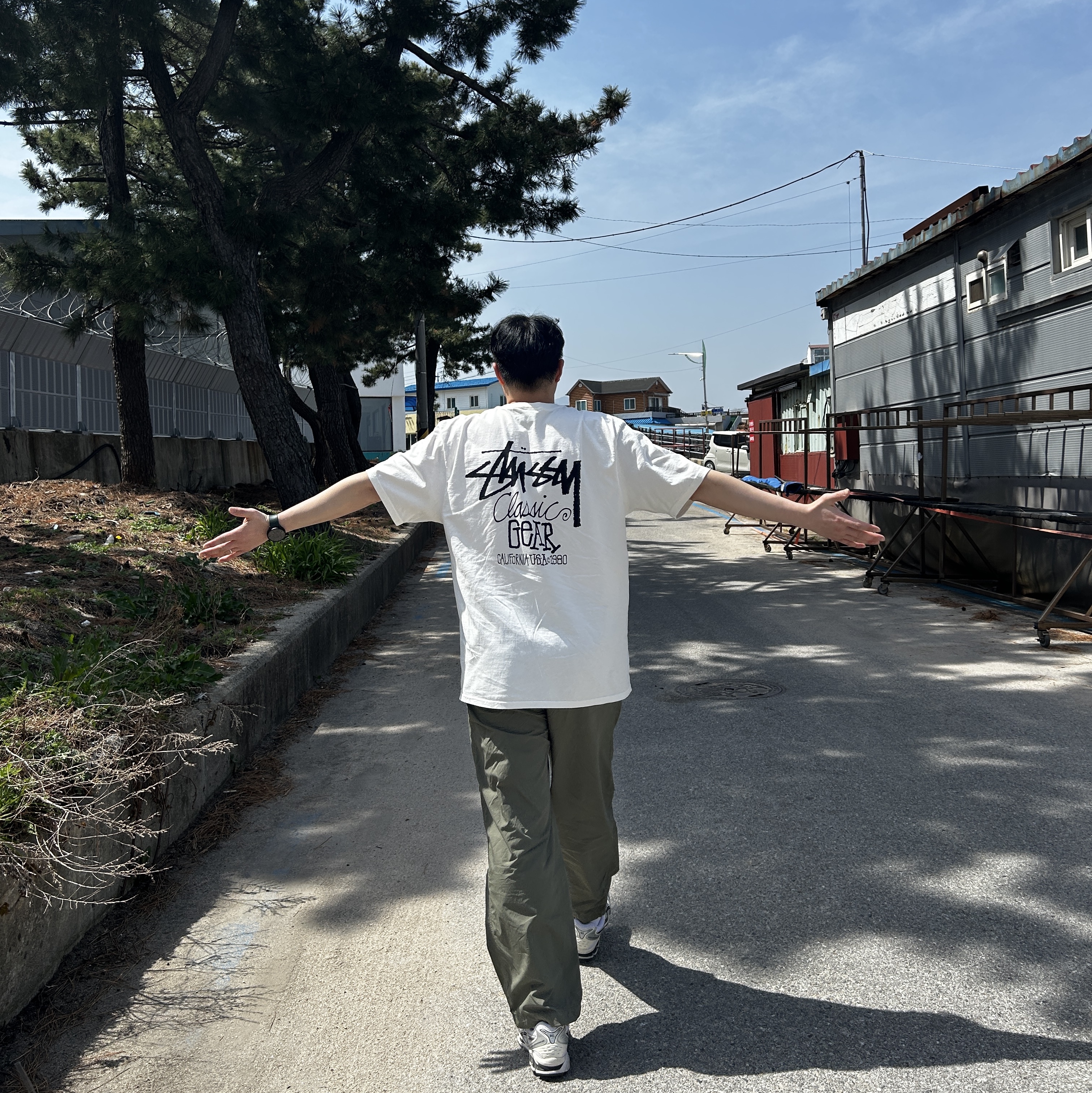 Stussy Pigment Dyed Classic Gear T-Shirt Natural, (W) Asics Gel-Kayano 14 White Midnight 착용 스타일
